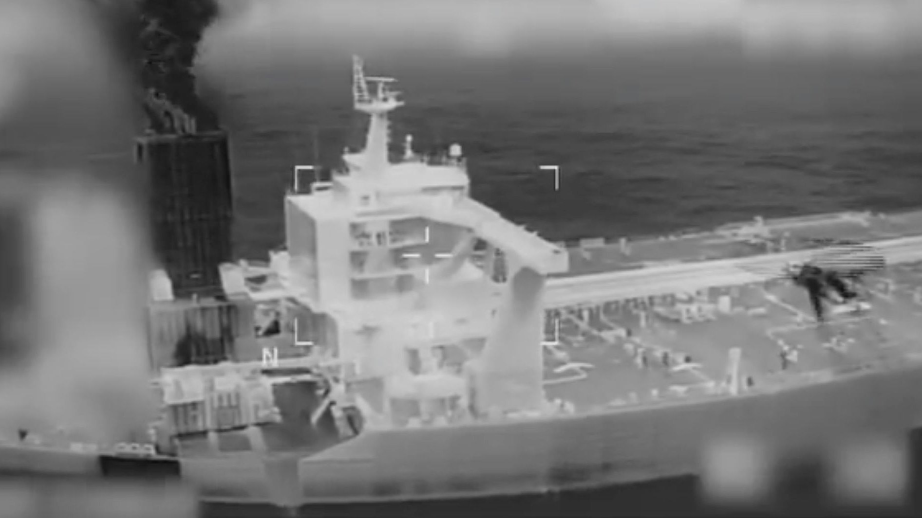 Der Hubschrauber nähert sich der Bella 1 an