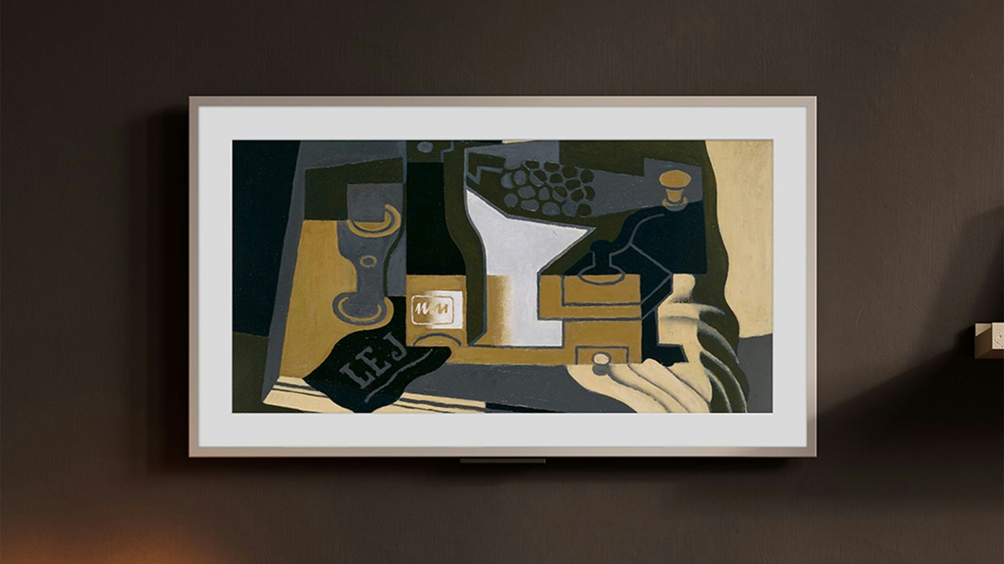 Dank der Omnisense-Technologie wird die Ambient TV-Funktion automatisch ein- und ausgeschaltet, wenn Personen den Raum betreten oder verlassen.