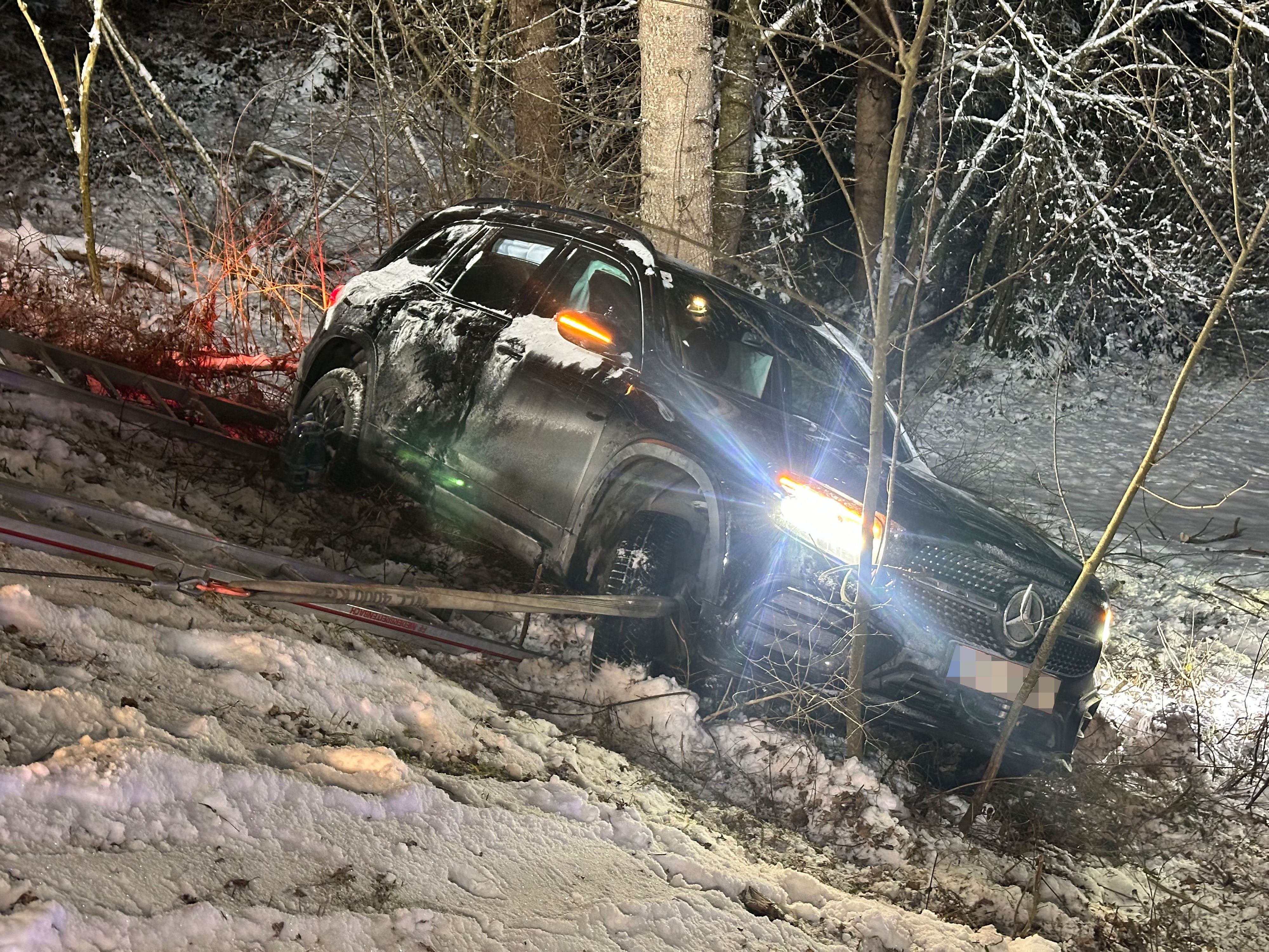 Heute.at - Autofahrer (27) geriet auf Gegenfahrbahn und stürzte ab
