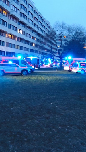 Feuer in Floridsdorf: Frau stirbt bei Brand in Wiener Wohnhaus. Polizei ermittelt zur Ursache, neun weitere Personen wurden betreut.