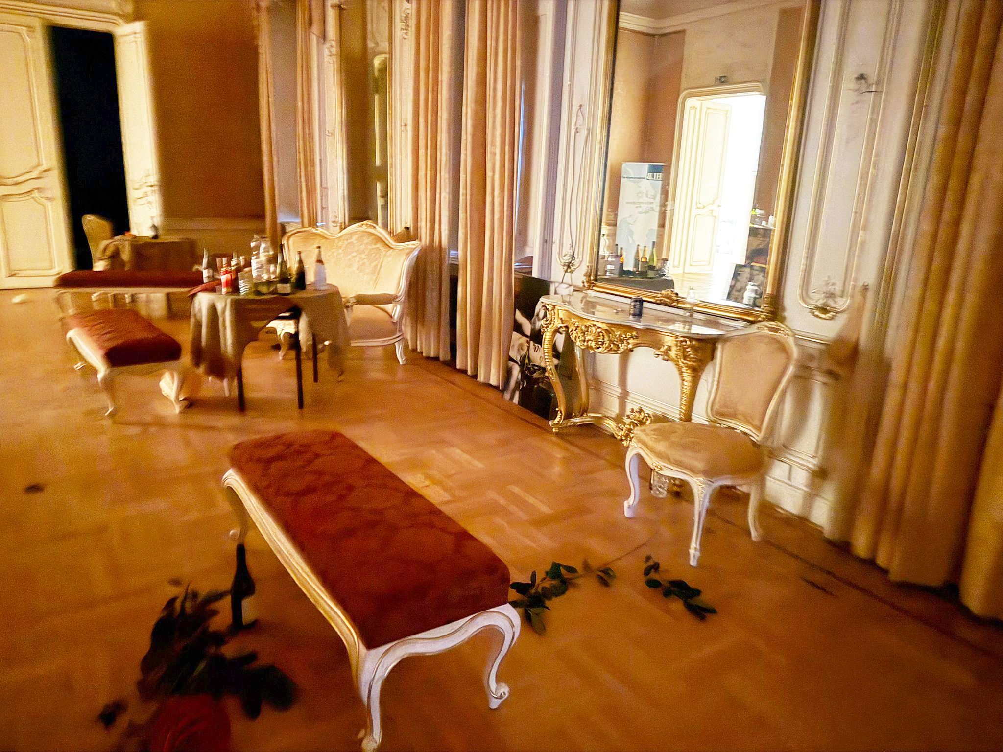 Verwüstete Prunkräume im Palais Festetics: Zurückgelassene Flaschen, Gläser und persönliche Gegenstände könnten nun wichtige Spuren für die Ermittler liefern.