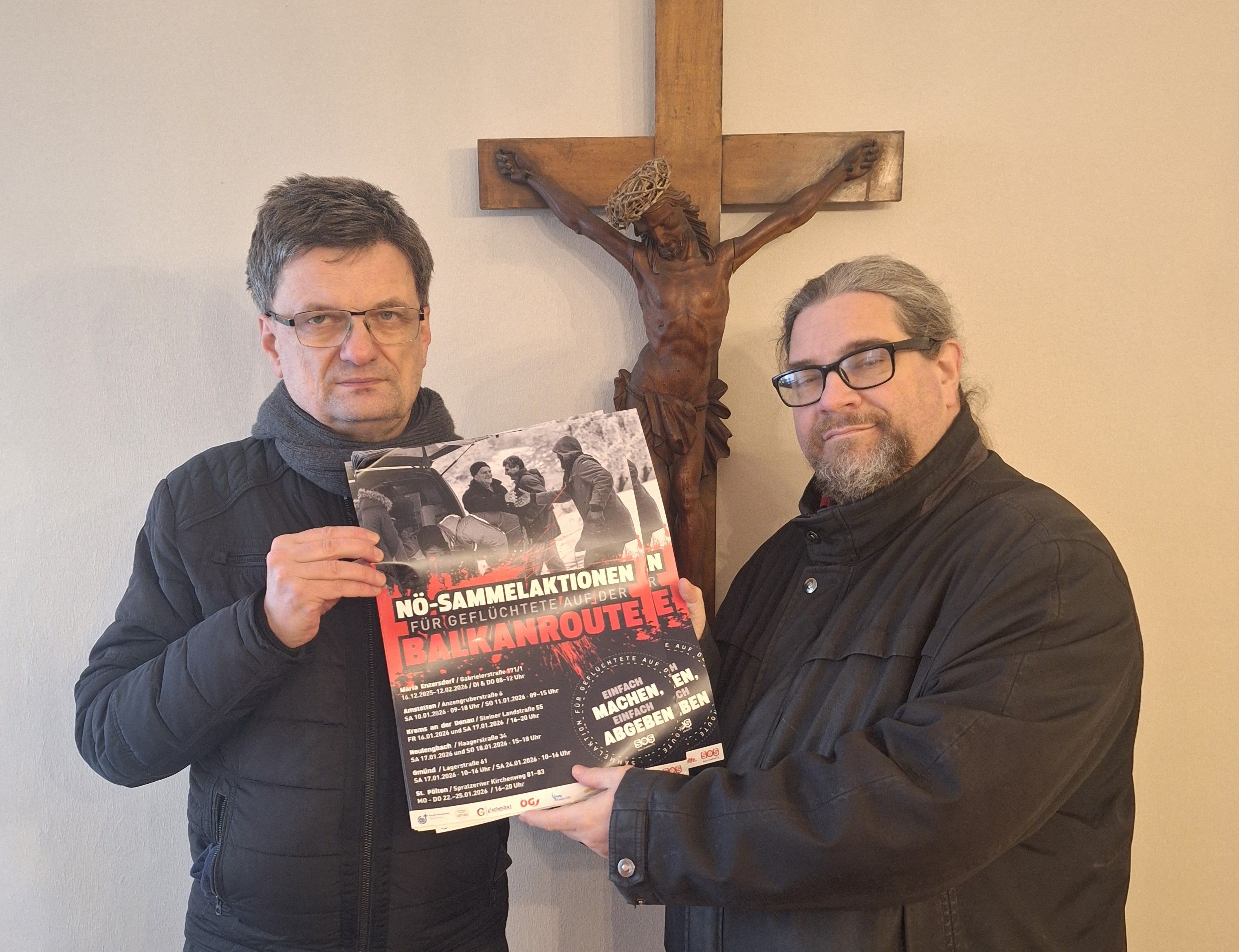 Pfarrer Matthias Martin (Pfarre Stein) und Klaus Bergmaier (Gemeinderat der Stadt Krems) (v.l.n.r.) bitten um Unterstützung für flüchtende Personen auf der Balkanroute. In Niederösterreich gibt es gleich mehrere Sammeltermine, die Pfarre Stein ist ebenfalls dabei.