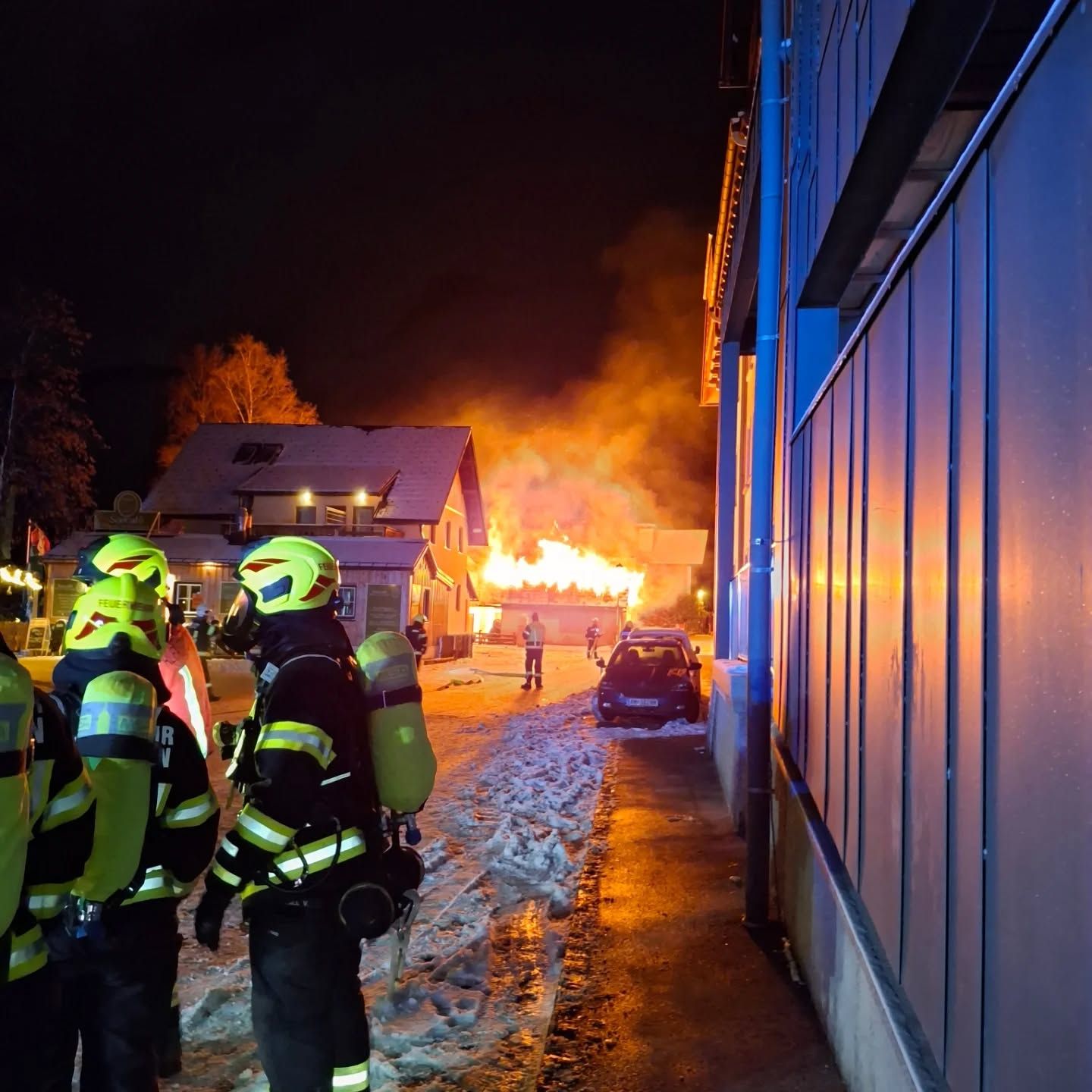 Heute.at - Nachbar (30) hört Knistern, entdeckt meterhohe Flammen