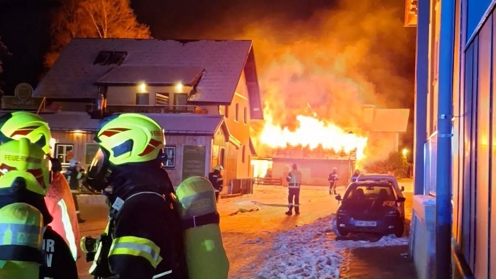 Heute.at - Nachbar (30) hört Knistern, entdeckt meterhohe Flammen