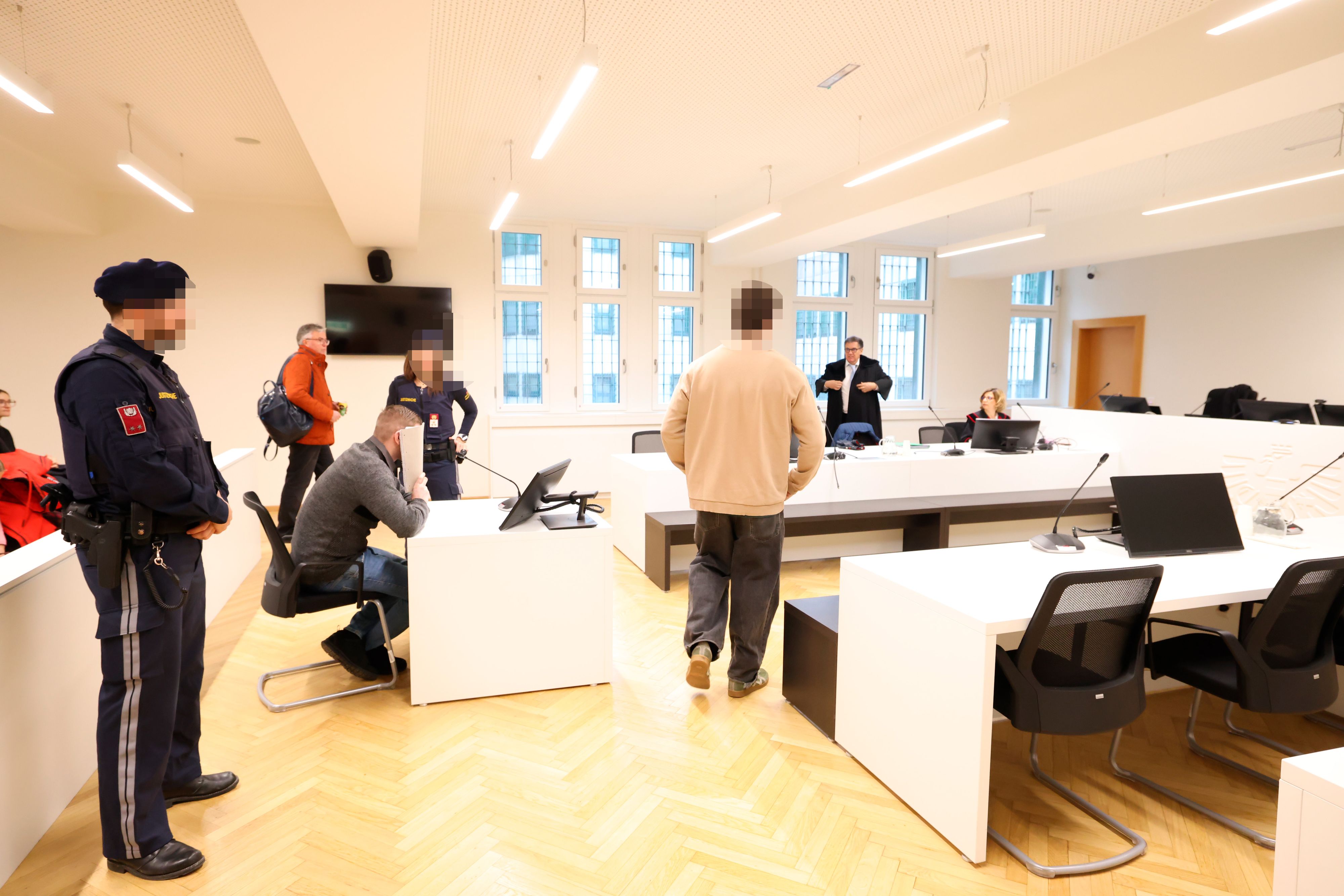 Der 29-Jährige versteckte sich hinter Gerichtsakten, der 19-Jährige kam im lässigen Pullover (r.)