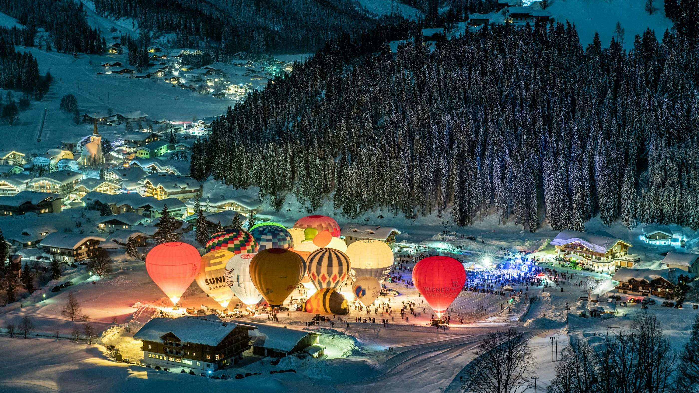 Der Aufbau der Heißluftballone auf der Hammerwiese, dem Ballon Air-Field Filzmoos, findet ab 18 Uhr statt.