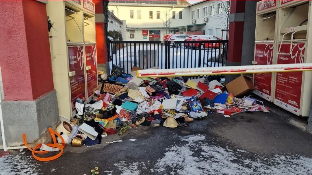 Heute.at - So geht das nicht: Müll vor Volkshilfe-Haus abgeladen