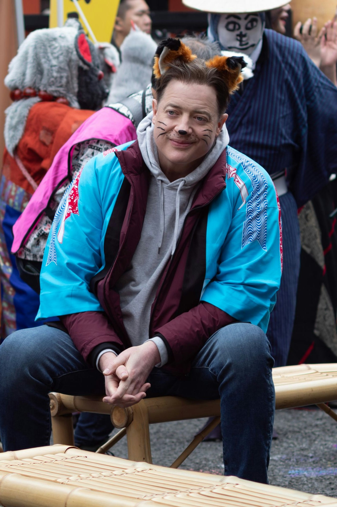 Lässt sich auch als Katze verkleiden, um der Tochter seiner Auftraggeberin eine Freude zu machen: der abgehalfterte Schauspieler Phillip (Brendan Fraser) in "Rental Family"