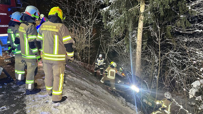 Ein 27-jähriger Kroate verlor am Dienstag in Angerberg die Kontrolle über sein Auto – der Pkw rutschte einen Hang hinunter und landete im Gestrüpp.