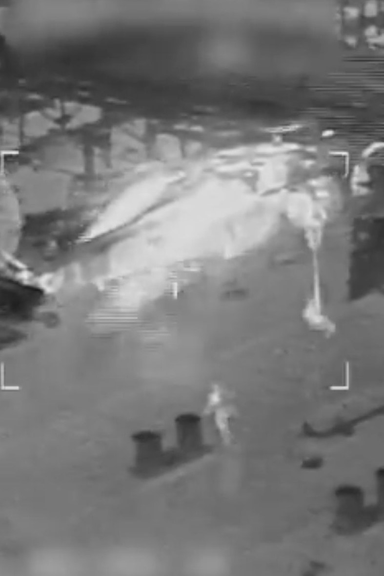 Soldaten seilen sich von einem Hubschrauber auf das Schiff ab