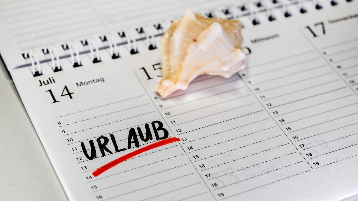 desk calendar with shell and the entry "vacation"