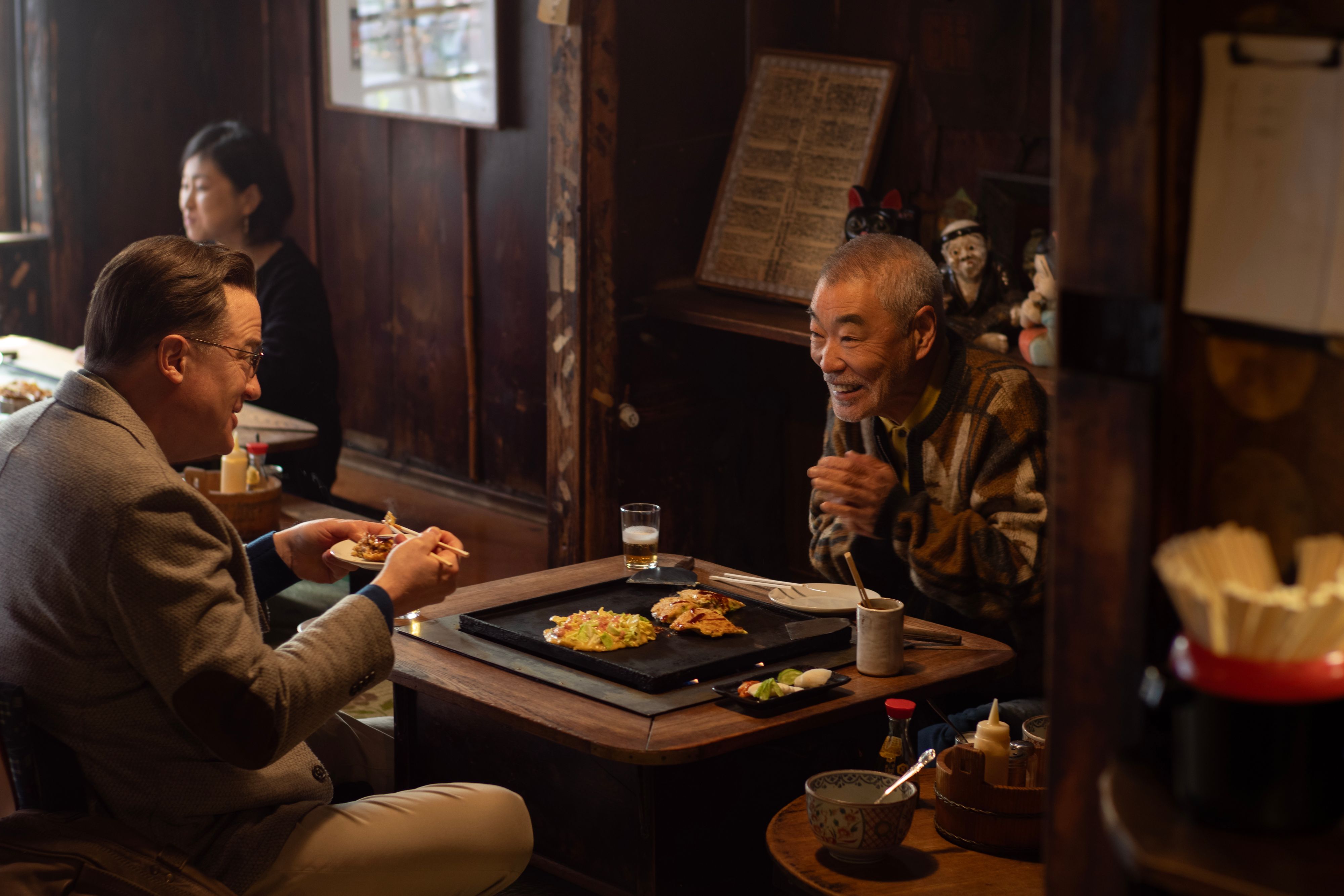 Für den Schauspieler Kikuo Hasegawa (Akira Emoto) spielt Phillip einen Autor, dem der alte Mann sein Leben erzählen kann