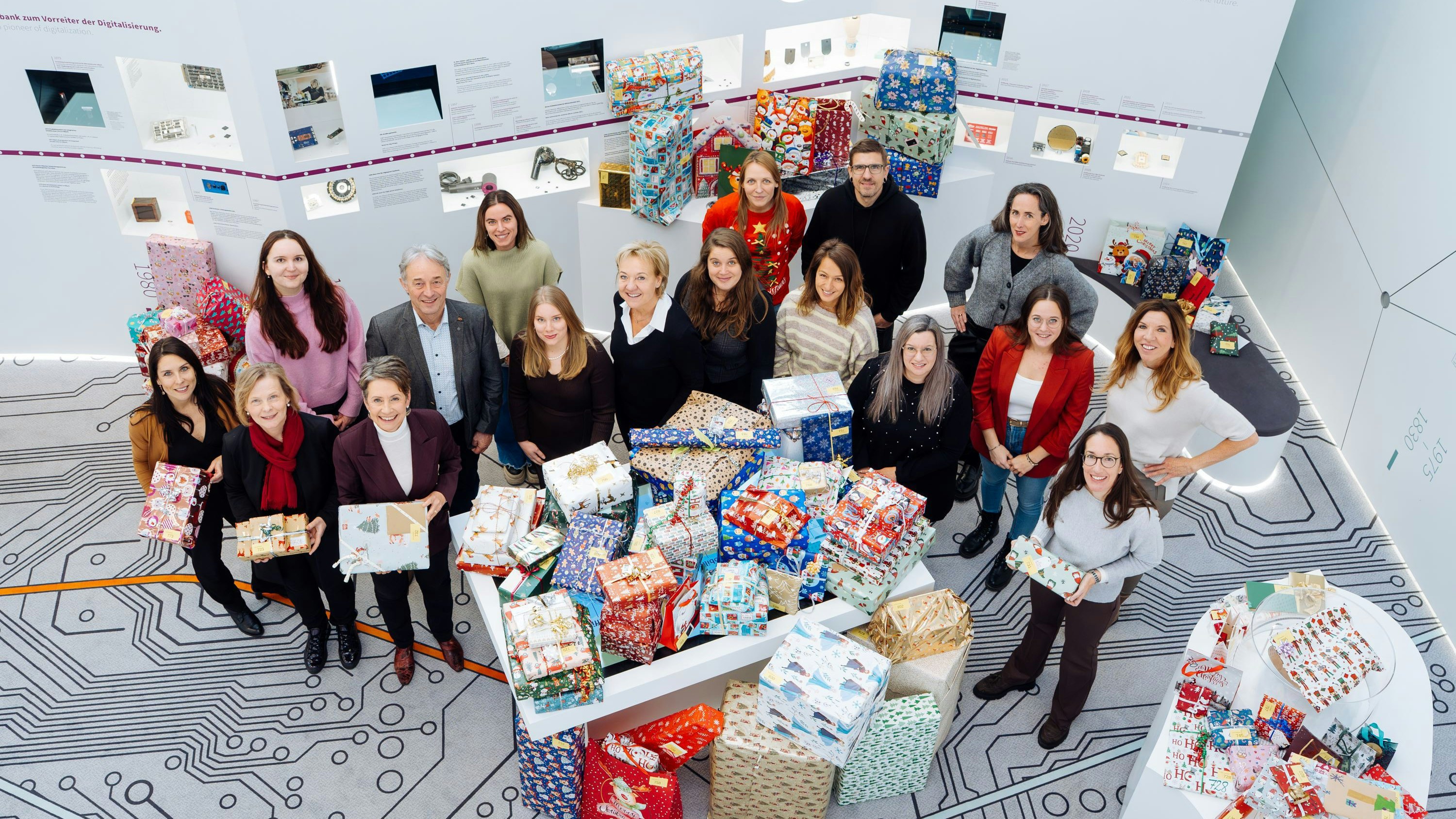 Geschenkübergabe "Weihnachtswunschbaum" in Villach an die Organisationen im Beisein von Infineon Austria Vorstandsvorsitzender Sabine Herlitschka, Vorstand für Operations Thomas Reisinger und Personalleiterin Christiana Zenkl.