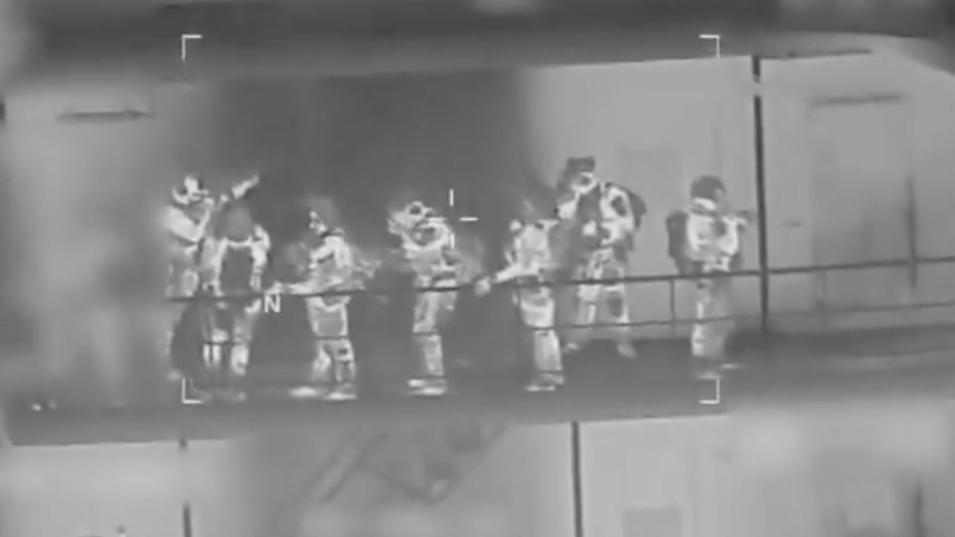 Soldaten an Bord: Ausschnitt aus dem Video, das Heimatschutzministerin Kristi Noem postete