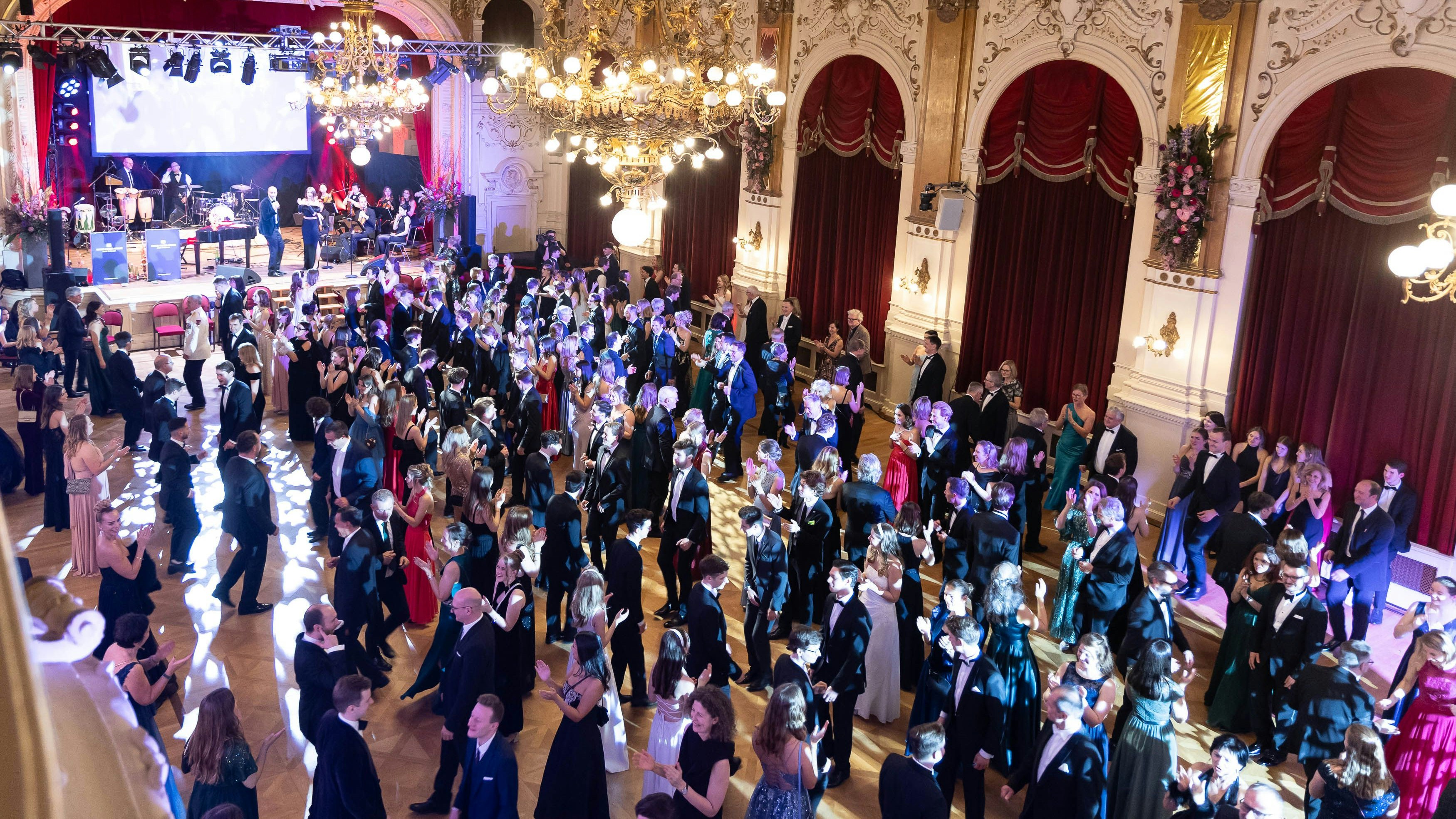 Für viele wichtigster Ball – Kein Bargeld – hier gibt Getränke nur noch mit Karte