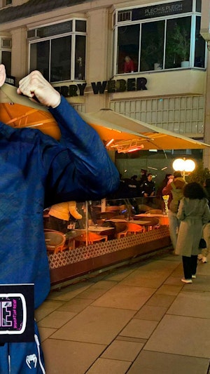 UFC-Kämpfer Khamzat Chimaev sorgt in Wien für Aufsehen: Fanandrang, Polizei-Einsatz und entspannte Stimmung in der Innenstadt.