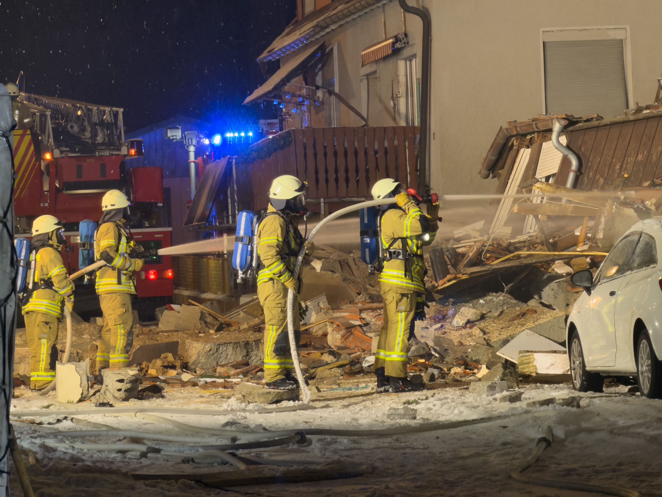 In Albstadt ist ein Wohnhaus nach einer Explosion eingestürzt – der Verbleib der Bewohner ist unklar.