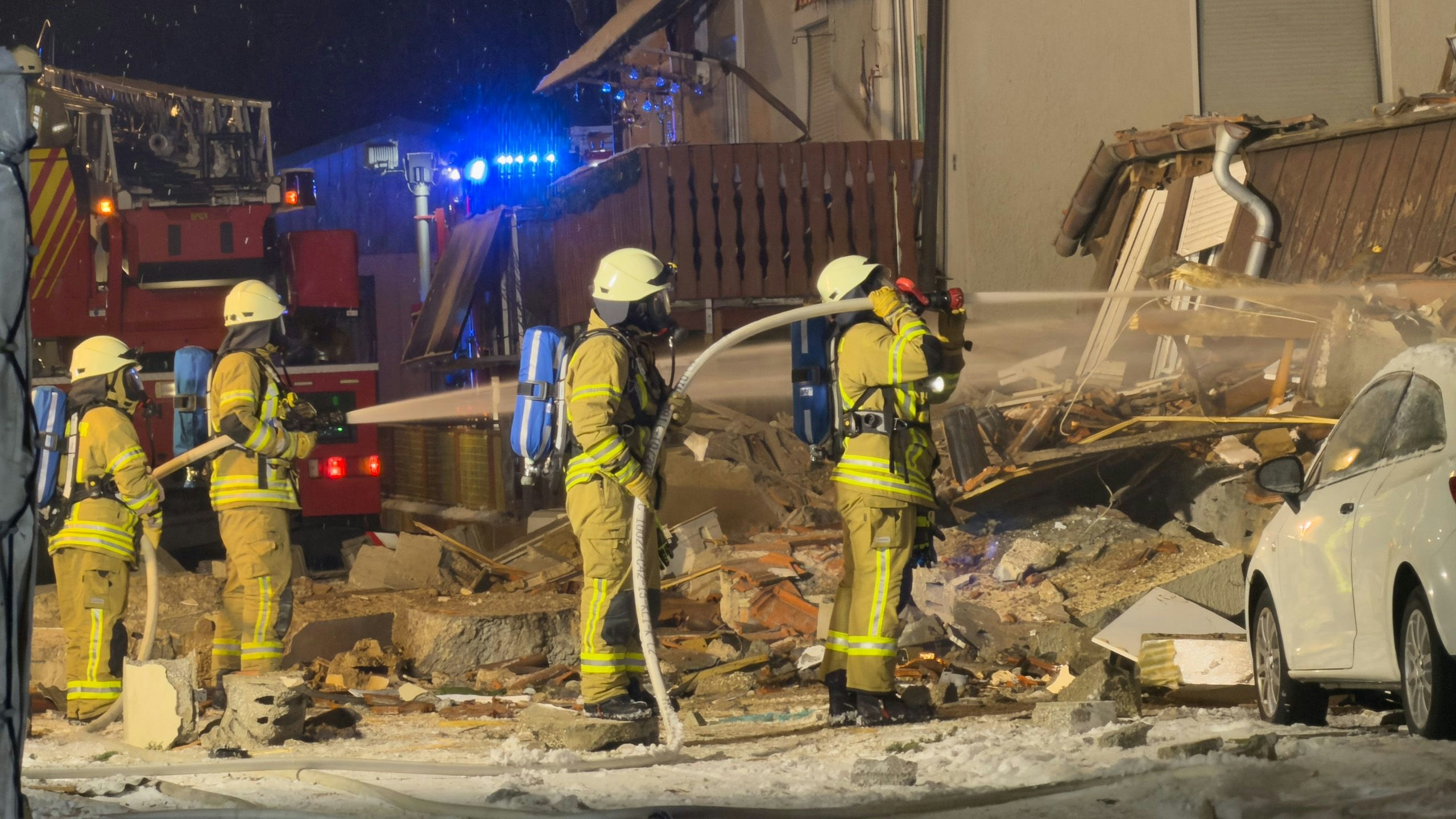 Heute.at - Einfamilienhaus nach Explosion eingestürzt