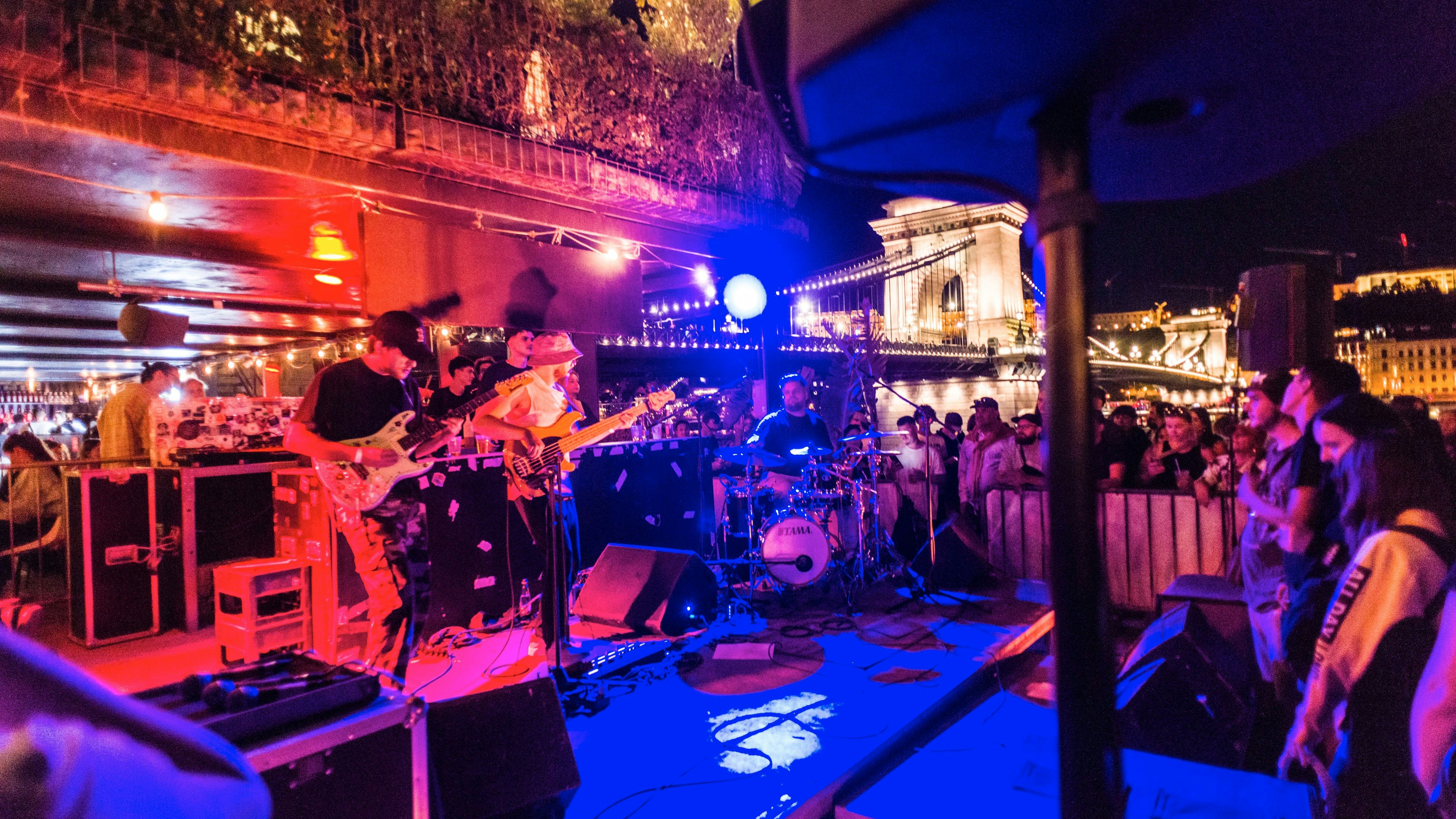 In der ungarischen Hauptstadt Budapest wird auch das Donauufer zum Party-Hotspot.