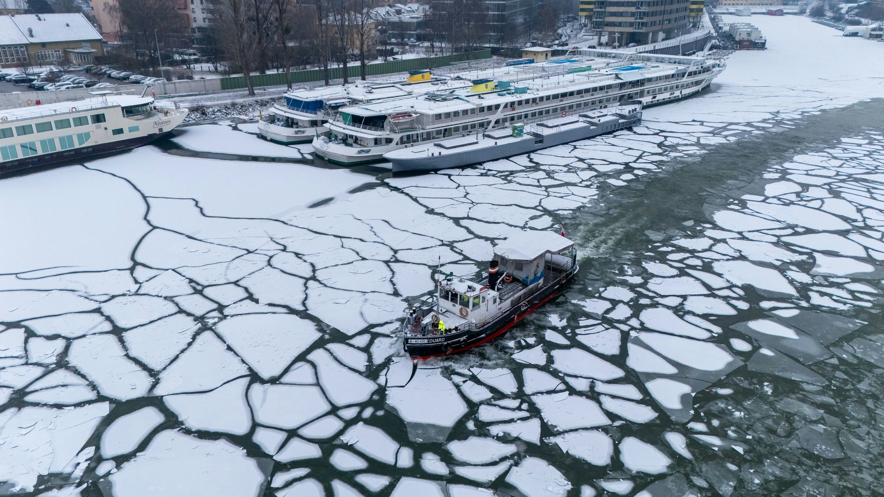 Heute.at - Sogar die Donau friert schon zu – Eisbrecher im Einsatz