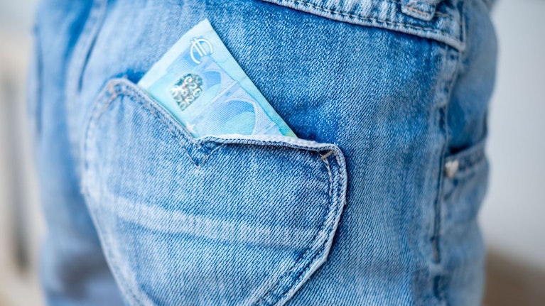 Zahlen mit Handy oder Kreditkarte hat sich in den letzten Jahren flächendeckend durchgesetzt. In Dänemark halten Banken inzwischen so wenig Bargeld in der Kassa, dass sich Bankraub nicht mehr lohnt. Aber nun hat ein Umdenken eingesetzt. Das hat Gründe.