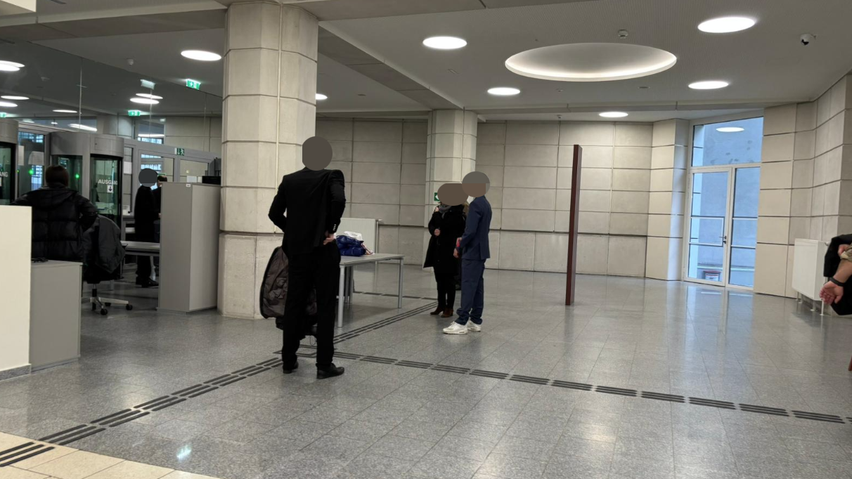 Zwei Angeklagte im Sonntagsanzug.