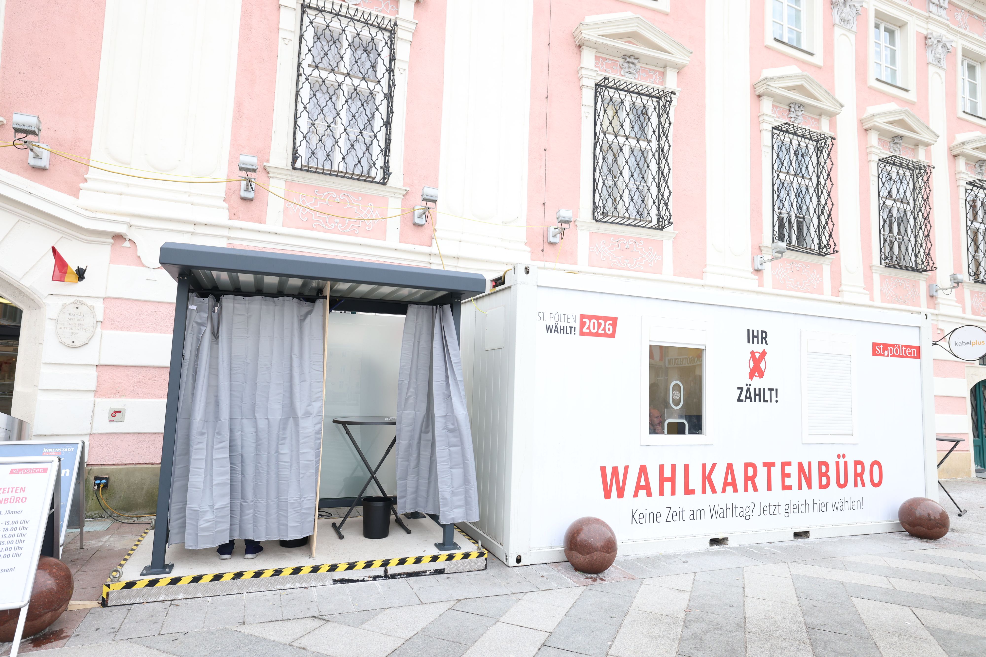 Heute.at - Nach Kritik: Nun Vorhänge für Wahlkabine in St. Pölten