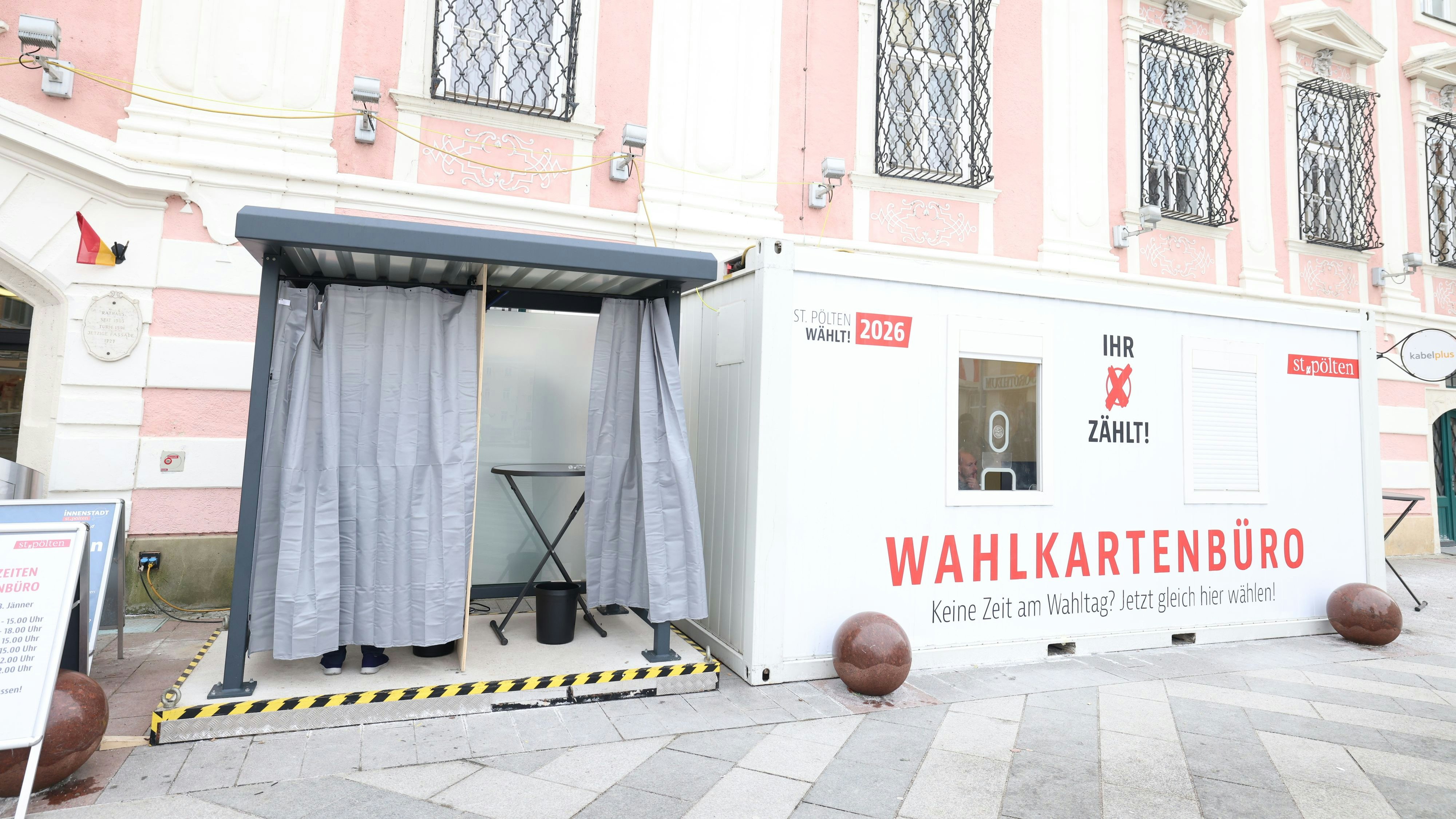 Heute.at - Nach Kritik: Nun Vorhänge für Wahlkabine in St. Pölten