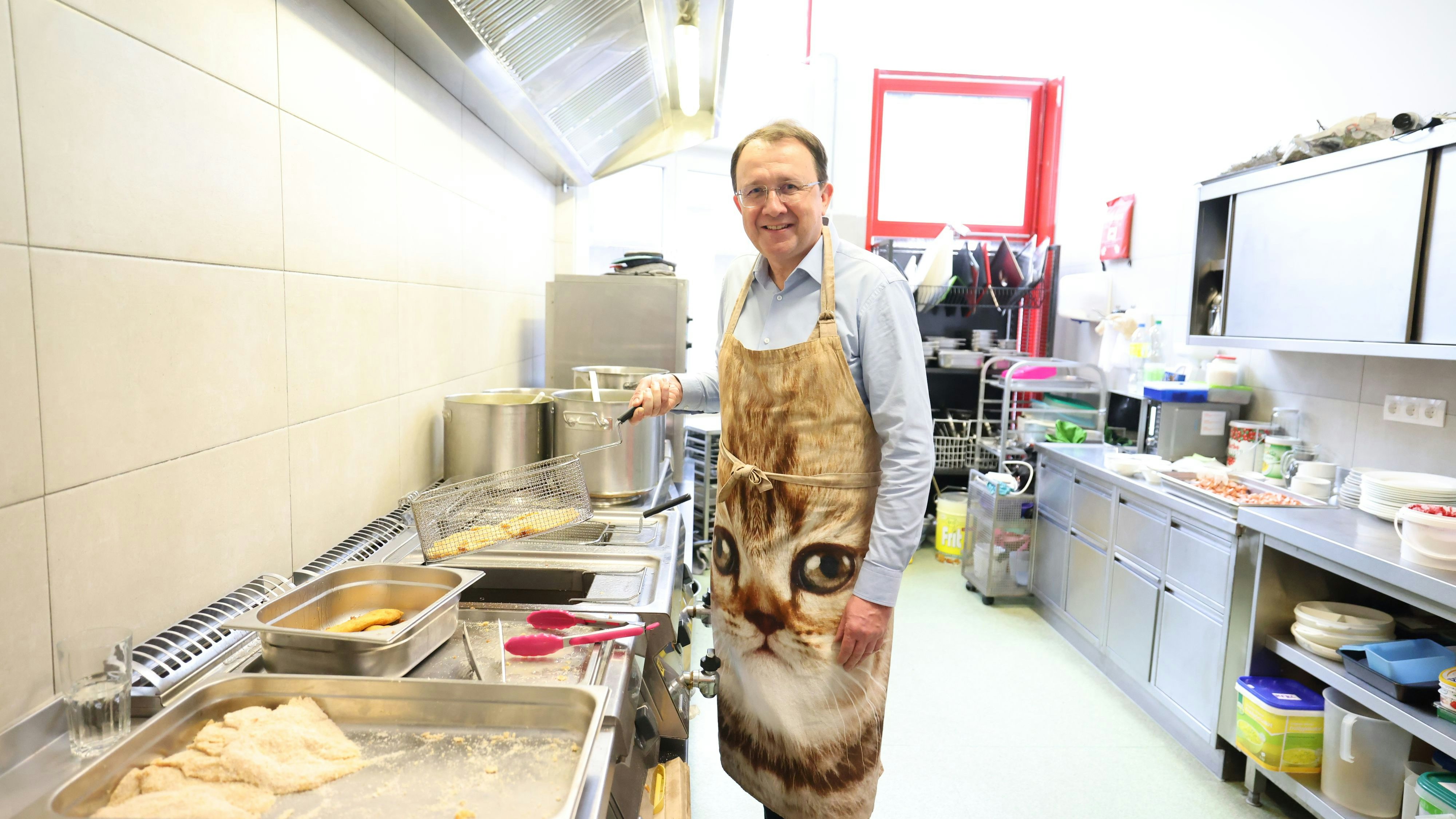 Die Gäste staunten nicht schlecht, als Bürgermeister Matthias Stadler seine Katze auf der Schürze präsentierte. In einem Sozialmarkt half der SPÖ-Spitzenkandidat beim Kochen aus.
