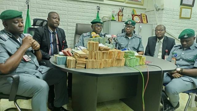 Heute.at - Millionen im Koffer! Österreicher in Nigeria gestoppt