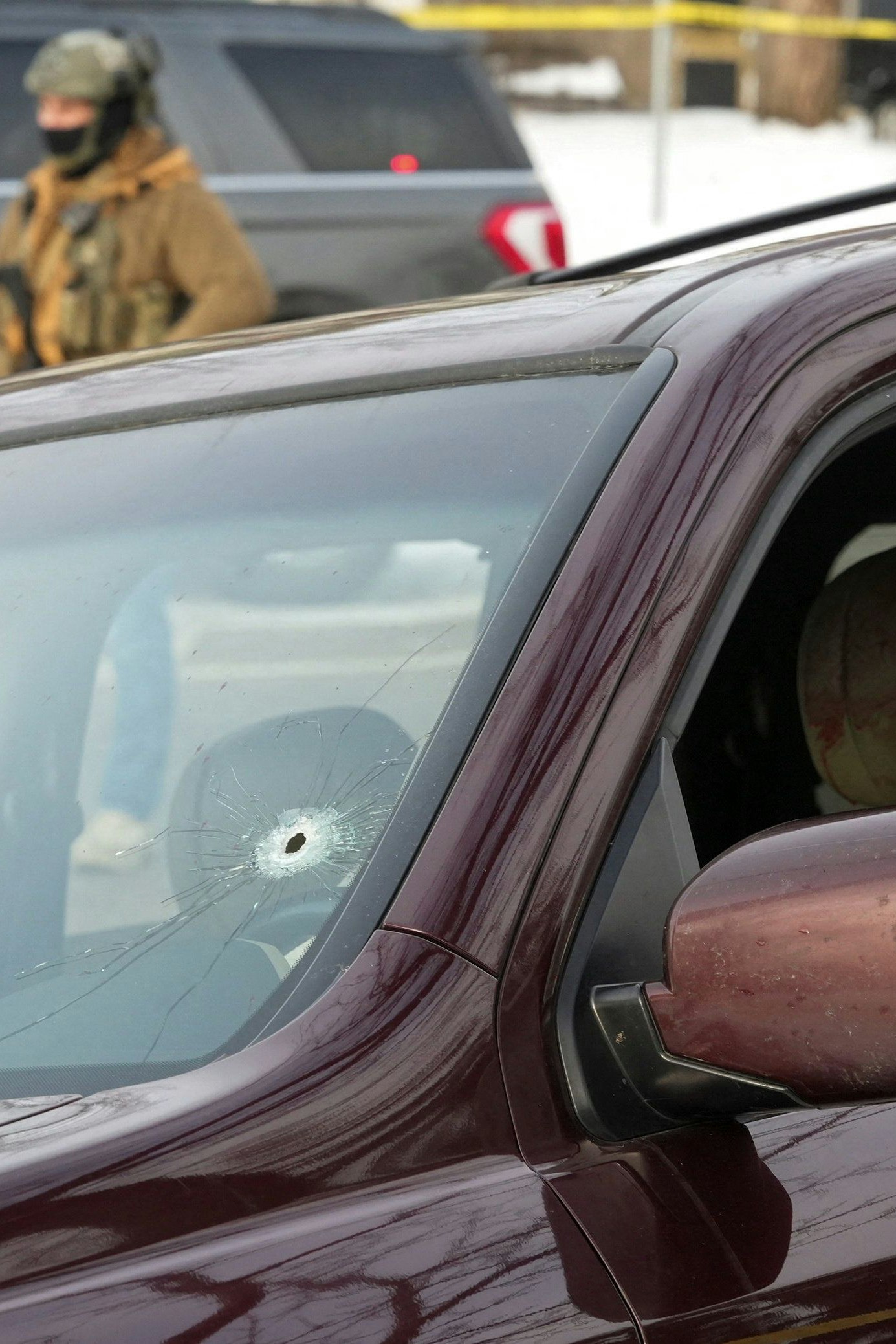 Das Foto des SUV zeigt das Einschussloch, eine 37-jährige Mutter starb