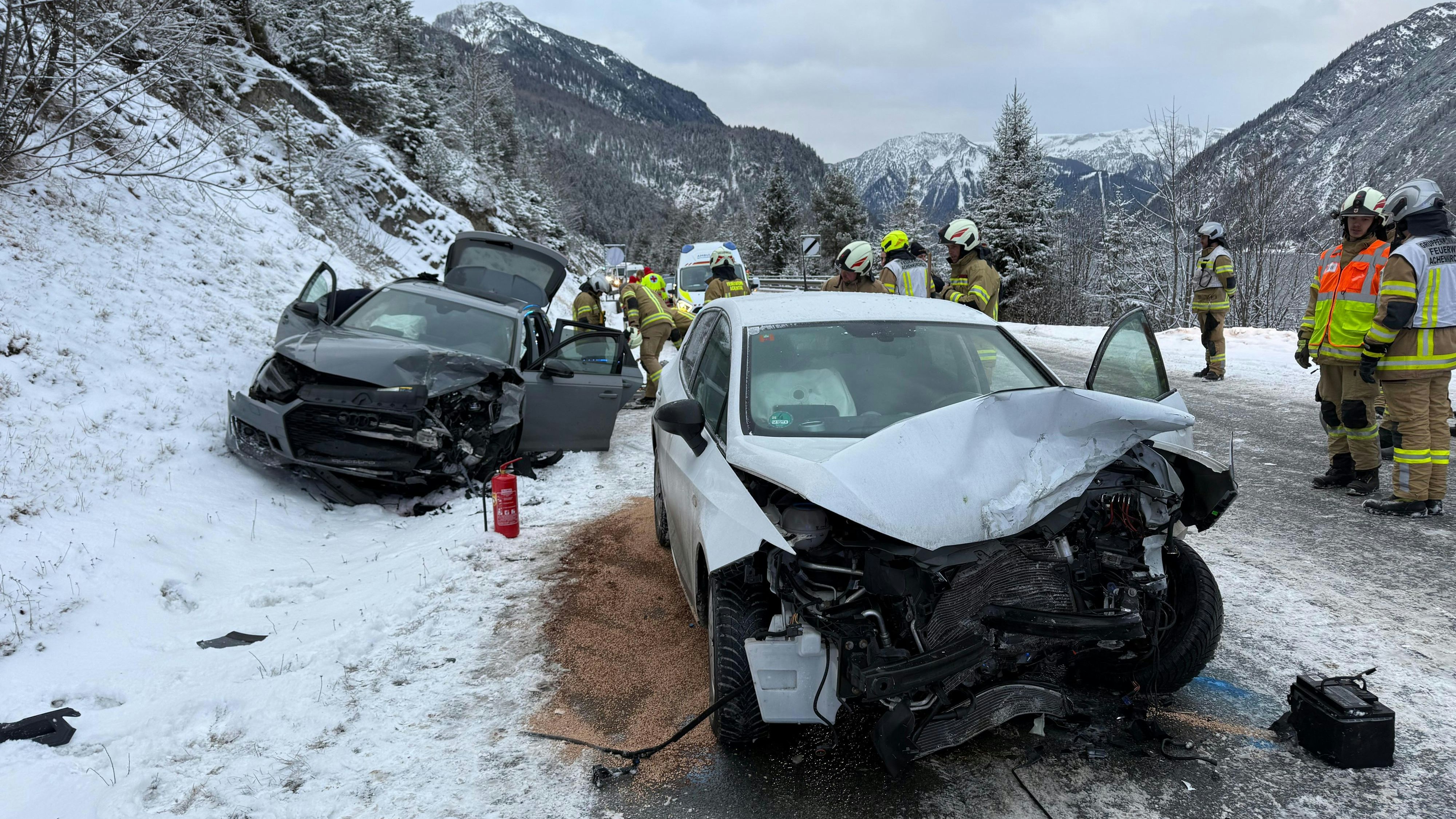 Heute.at - Auto schleudert auf Gegenfahrbahn – Zwei Verletzte