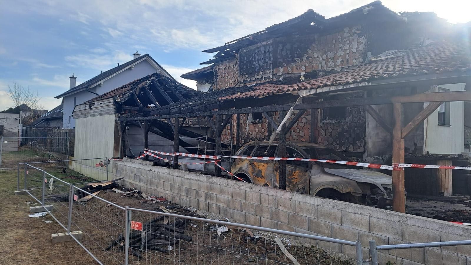 Heute.at - Rakete fackelte Haus ab – Familie steht vor dem Nichts