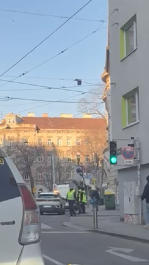 Unfall in Hernals: Straßenbahn erfasst Fußgänger – Mann schwer verletzt. Polizei setzt Drohne ein, Stau und Rettungseinsatz in Wien.