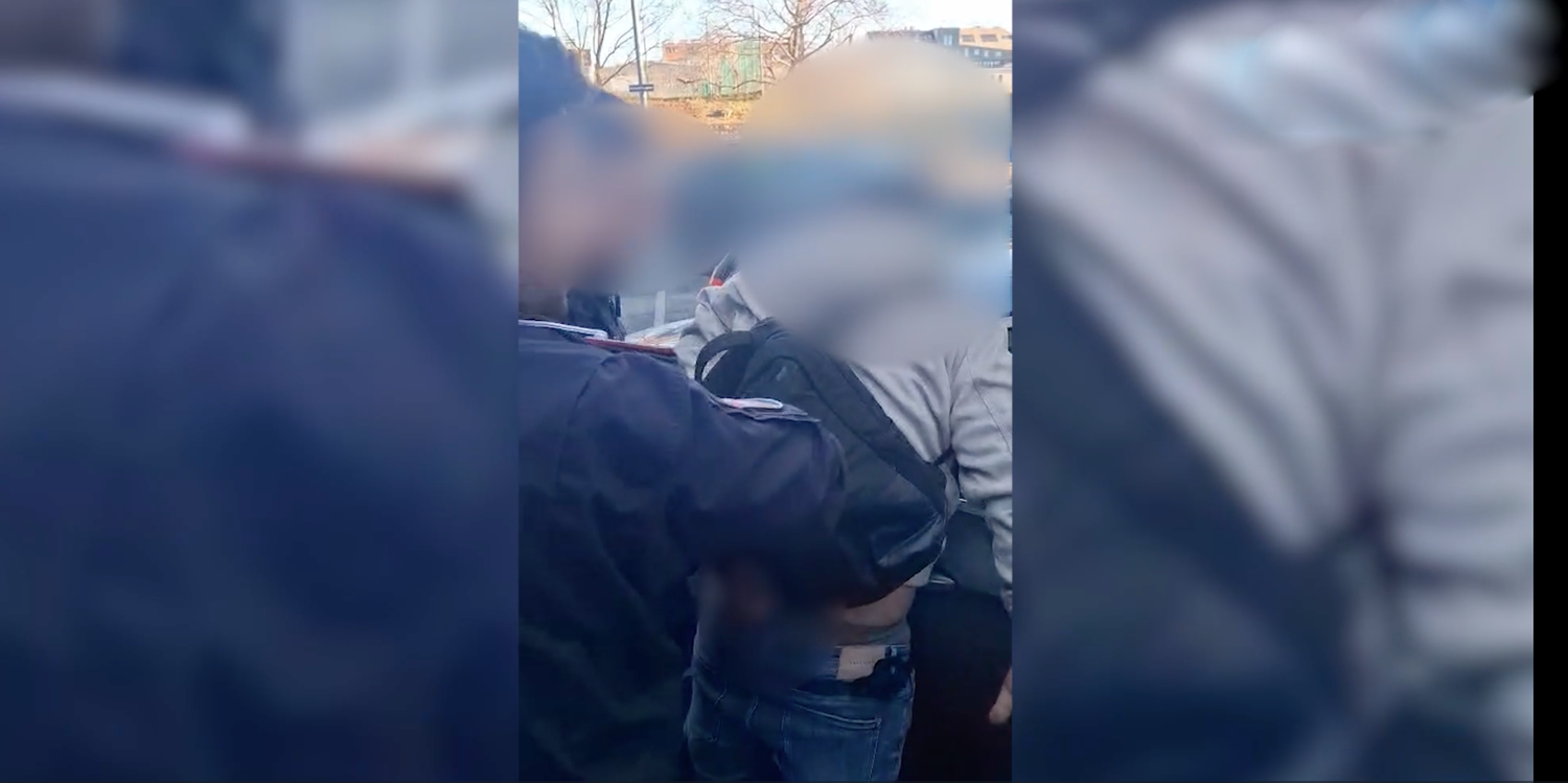 Die beiden Männer hielten den Verdächtigen fest, bis ihn die Polizei in Gewahrsam nahm.