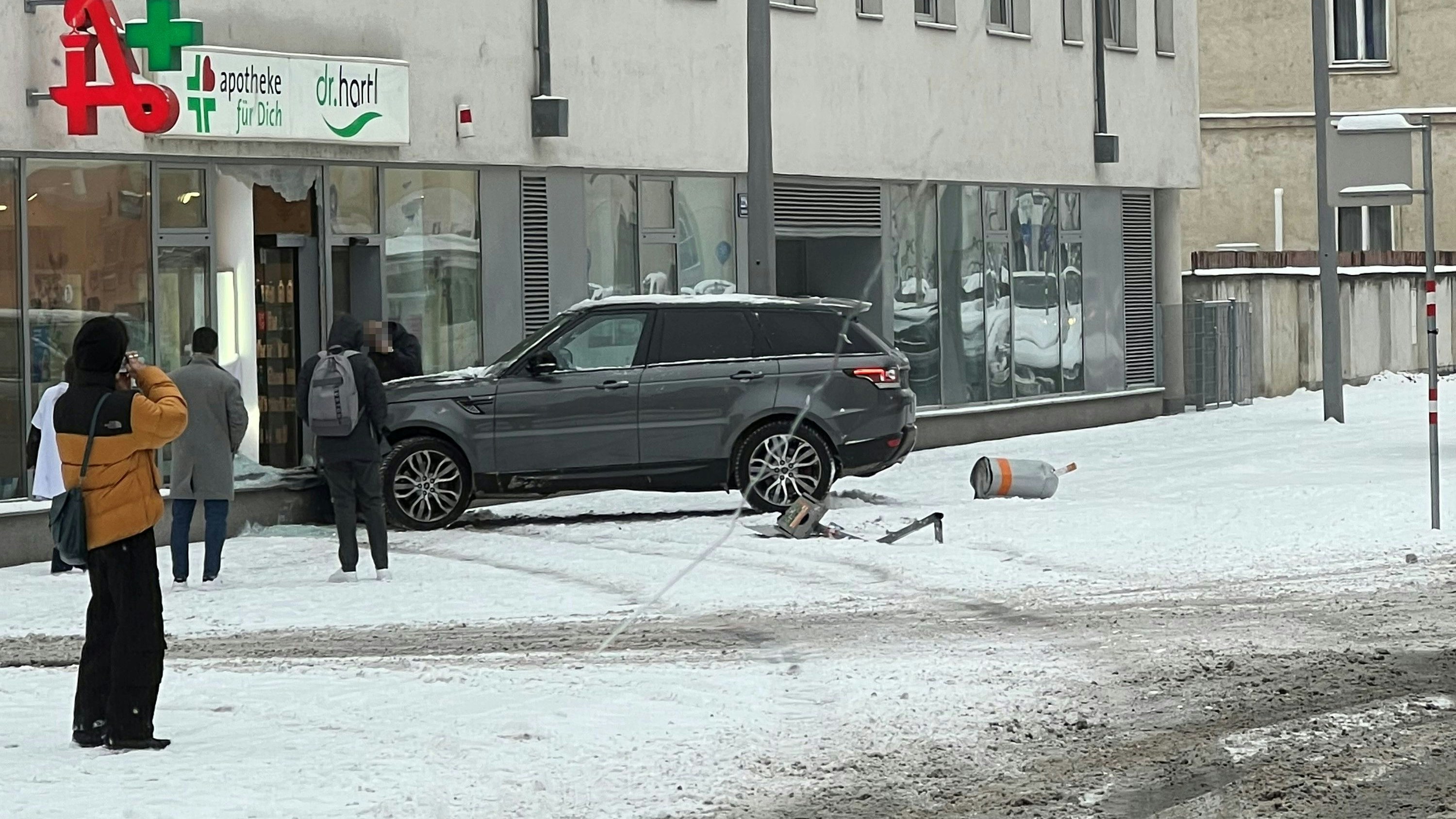 Heute.at - Schnee und Eis! Range Rover kracht in Apotheken-Auslage