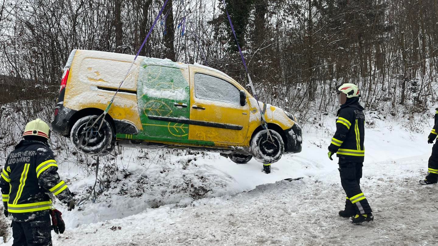Heute.at - Schnee-Chaos im ganzen Land – Helfer im Dauerstress