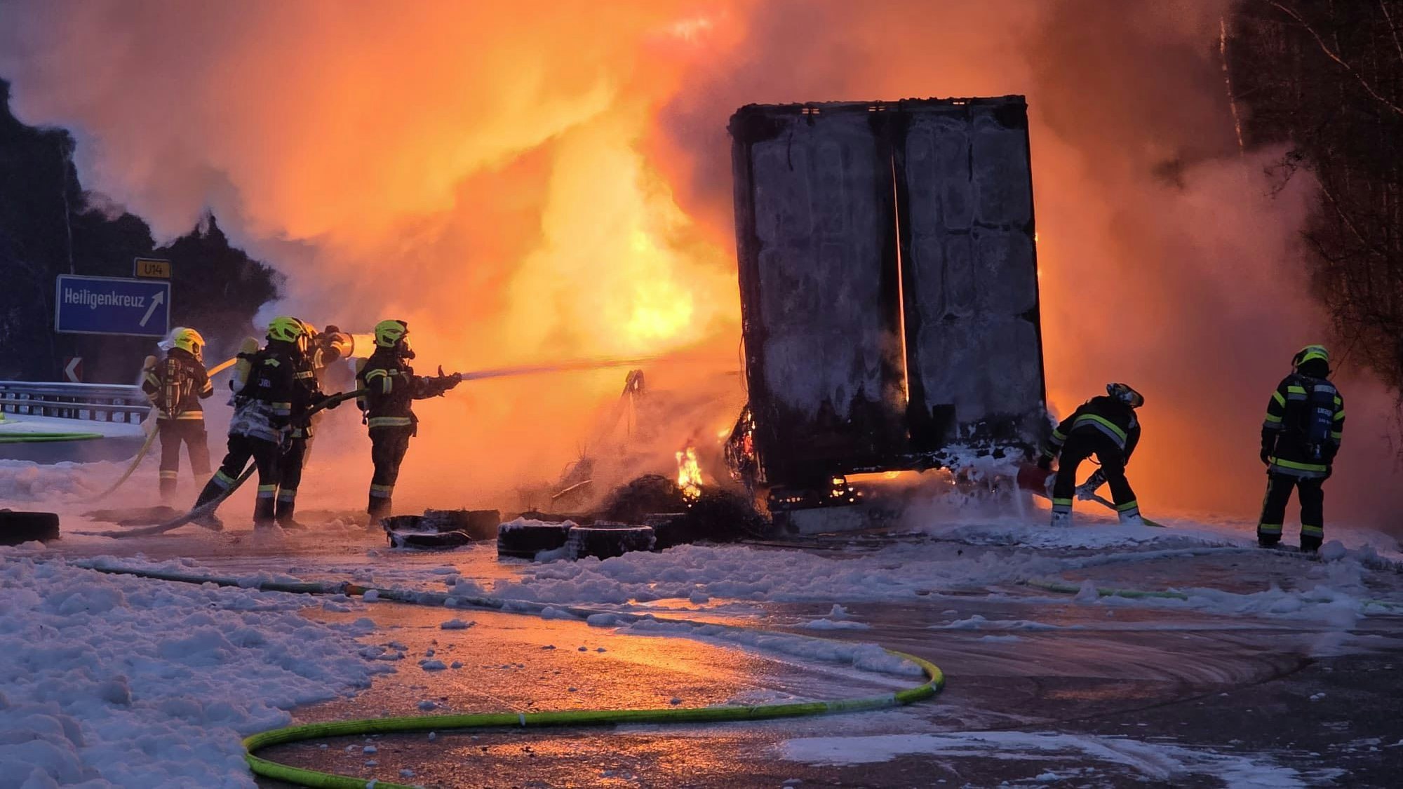 Heute.at - Stundenlang gesperrt! Lkw-Brand legt A21 lahm