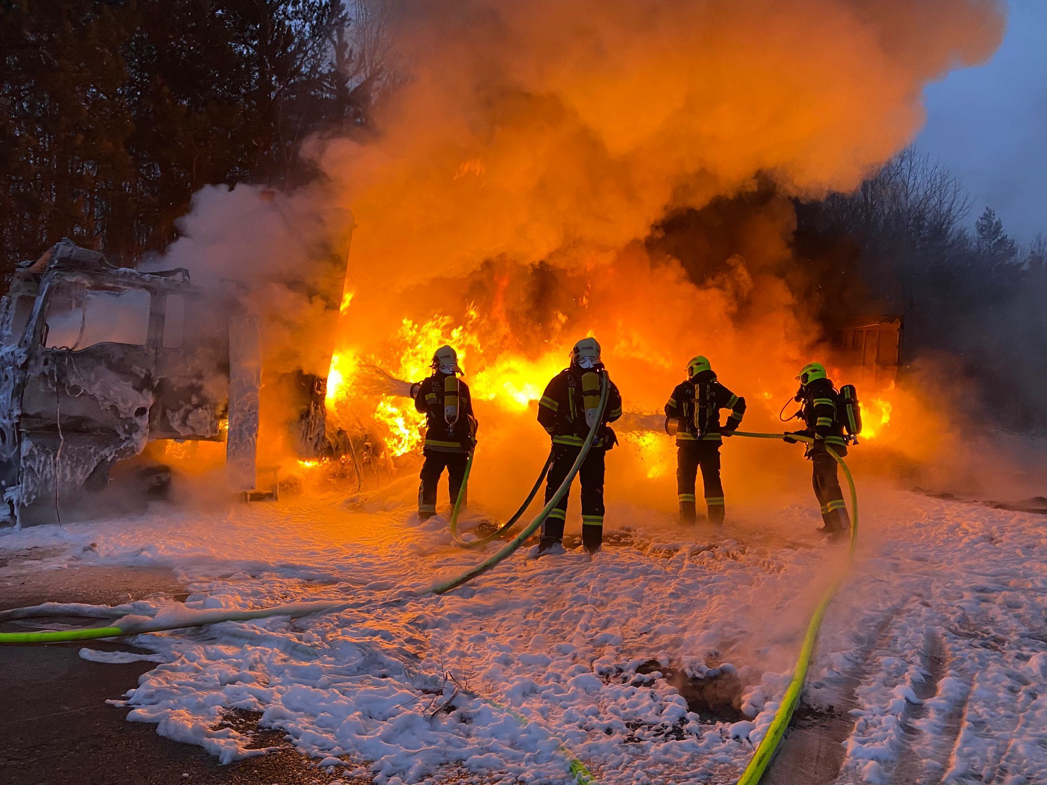 Heute.at - Massiver Löschangriff: Autobahn von Brand blockiert