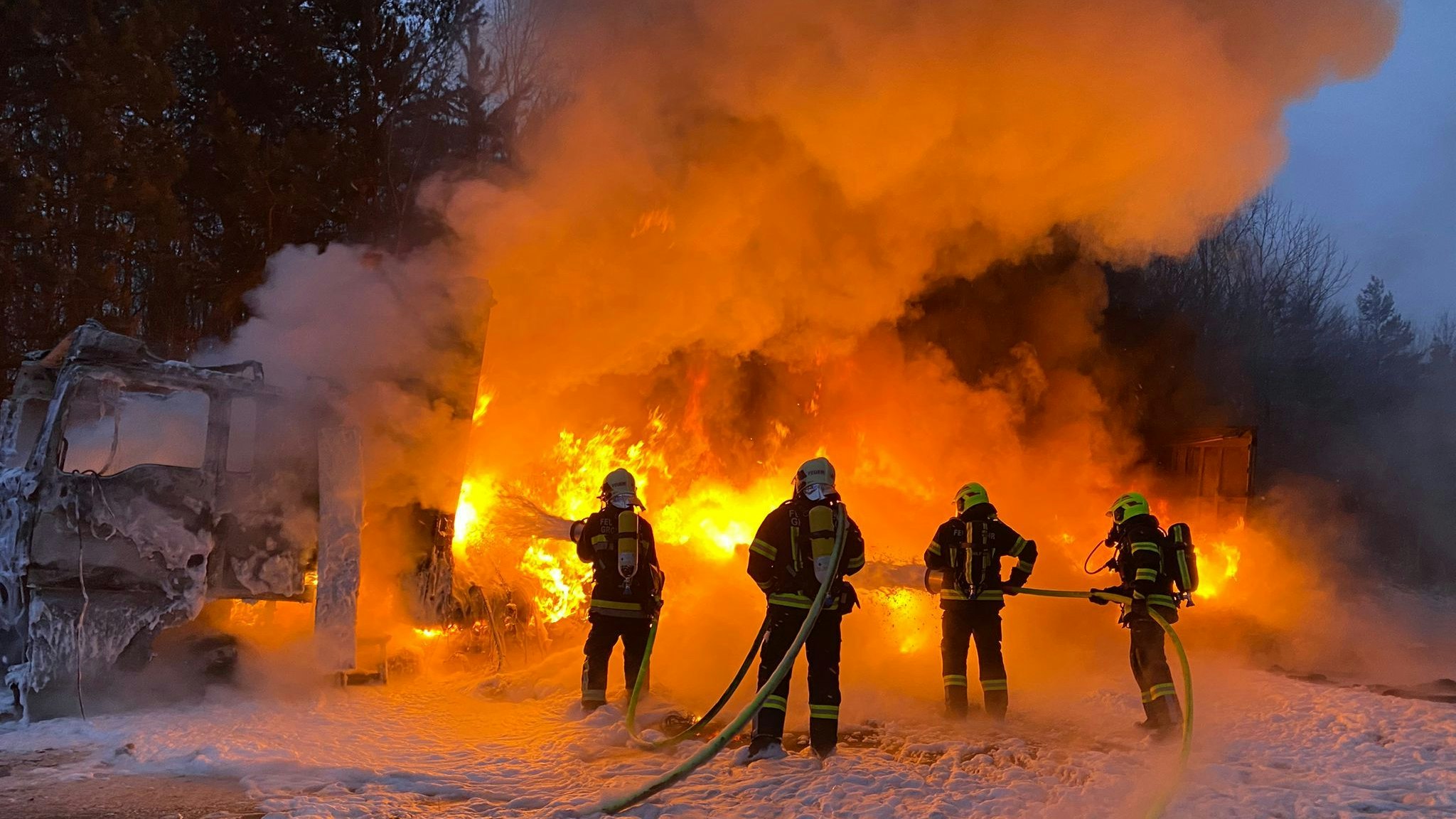 Heute.at - Massiver Löschangriff: Autobahn von Brand blockiert