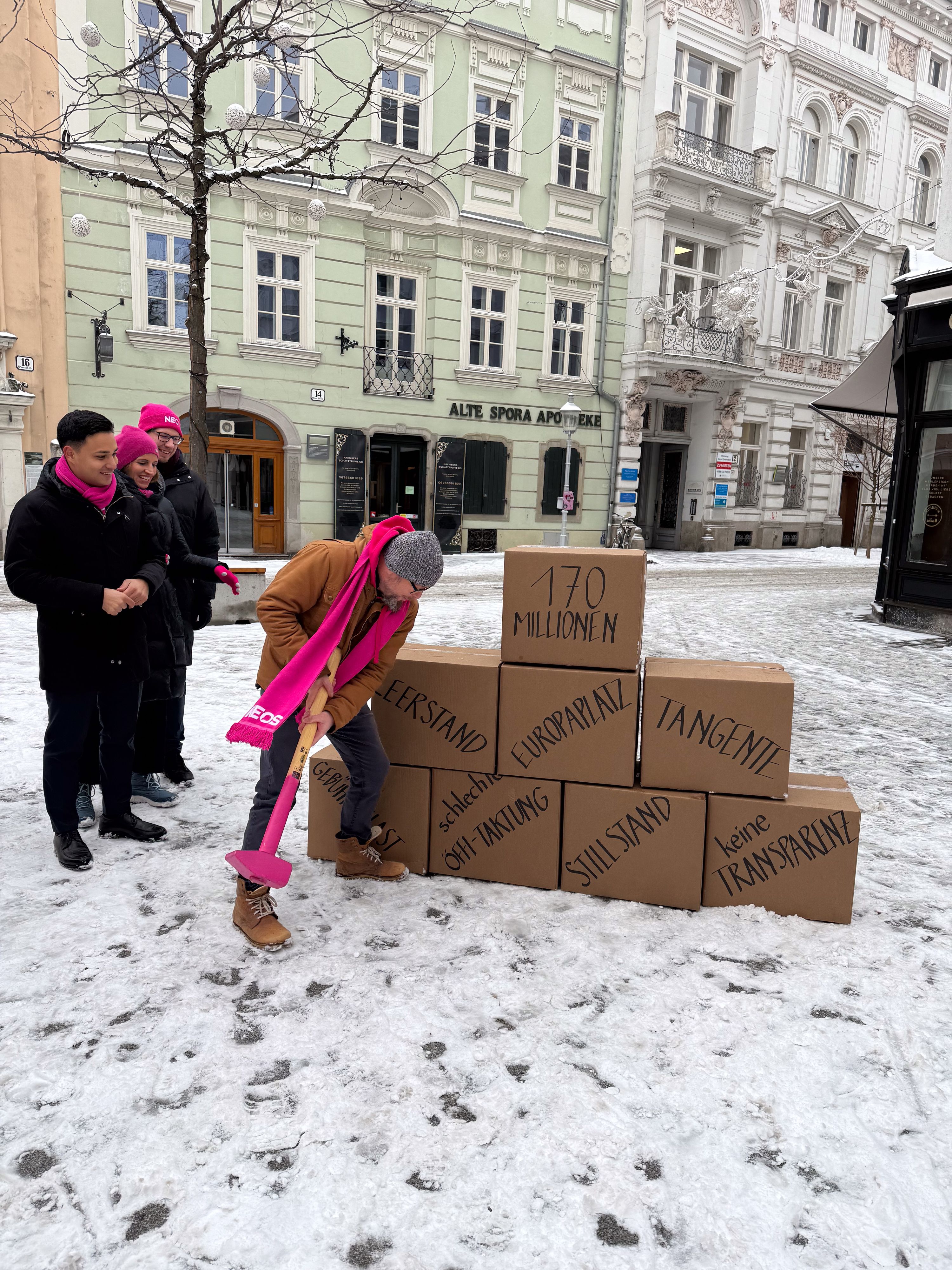Heute.at - Wahlkampf-Start bei Neos: Pinker Hammer gegen Schulden