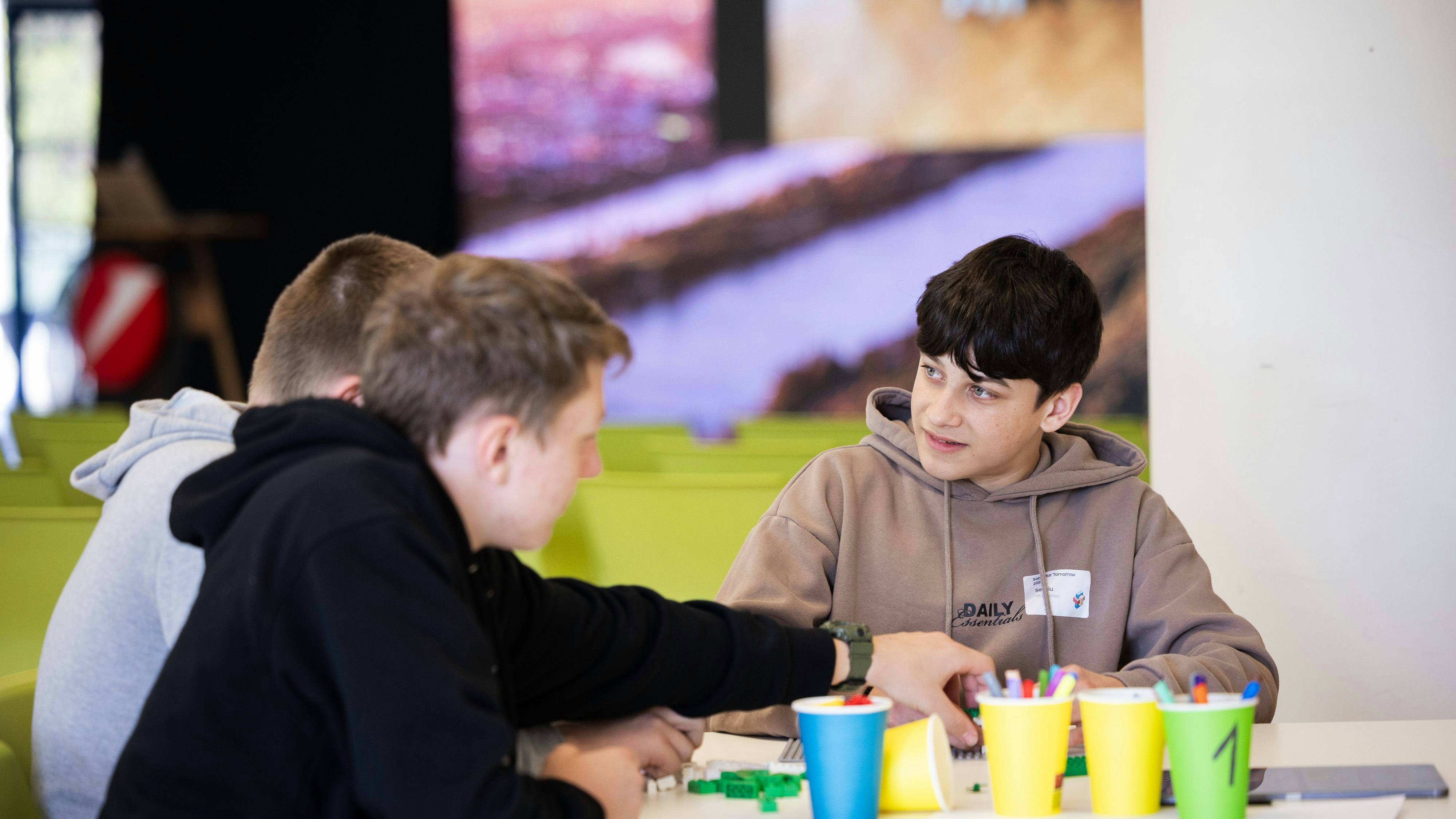 Solve for Tomorrow startet mit Olympia-Kooperation in eine neue Innovationsrunde für junge Talente.