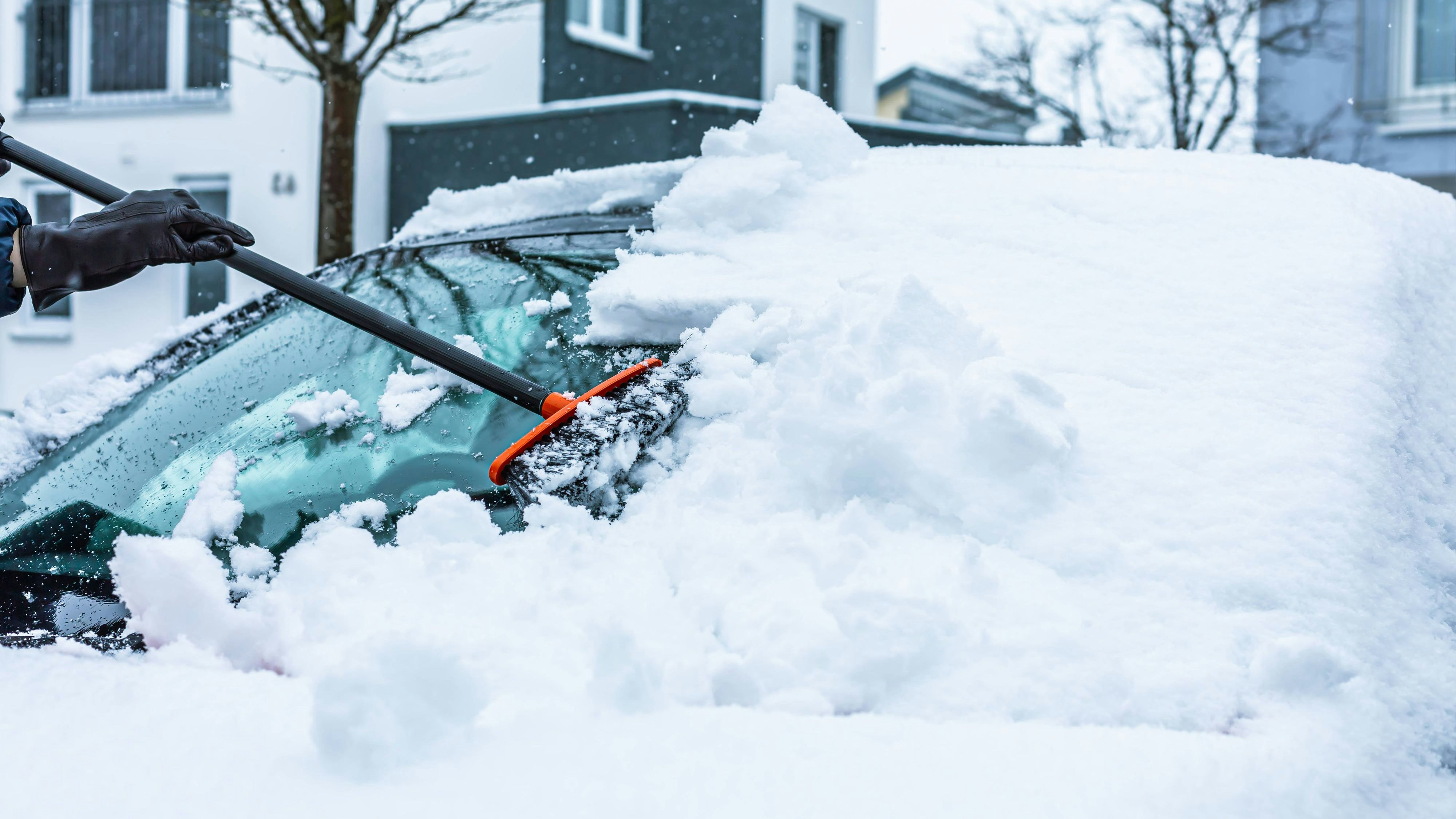 Der Lenker muss vor Fahrtantritt für ausreichende Sicht, Beleuchtung und lesbare Kennzeichen sorgen. Weiters sollte man unbedingt eine Schneehaube am Auto vor Abfahrt entfernen. Fällt Schnee oder Eis vom Fahrzeug und trifft oder behindert andere Verkehrsteilnehmer, können hohe Schadenersatzforderungen die Folge sein.