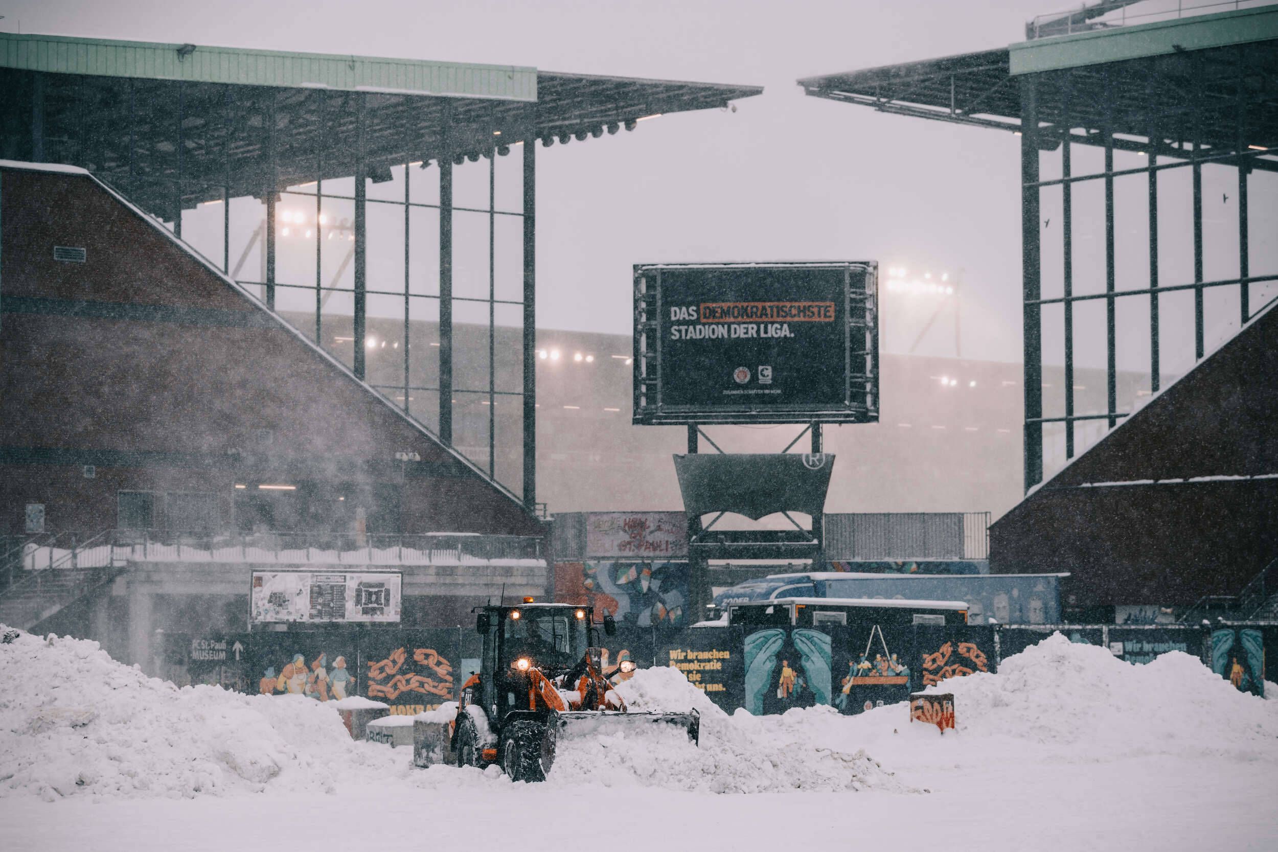 Heute.at - Buli-Duell von ÖFB-Stars wegen Schnee-Chaos abgesagt