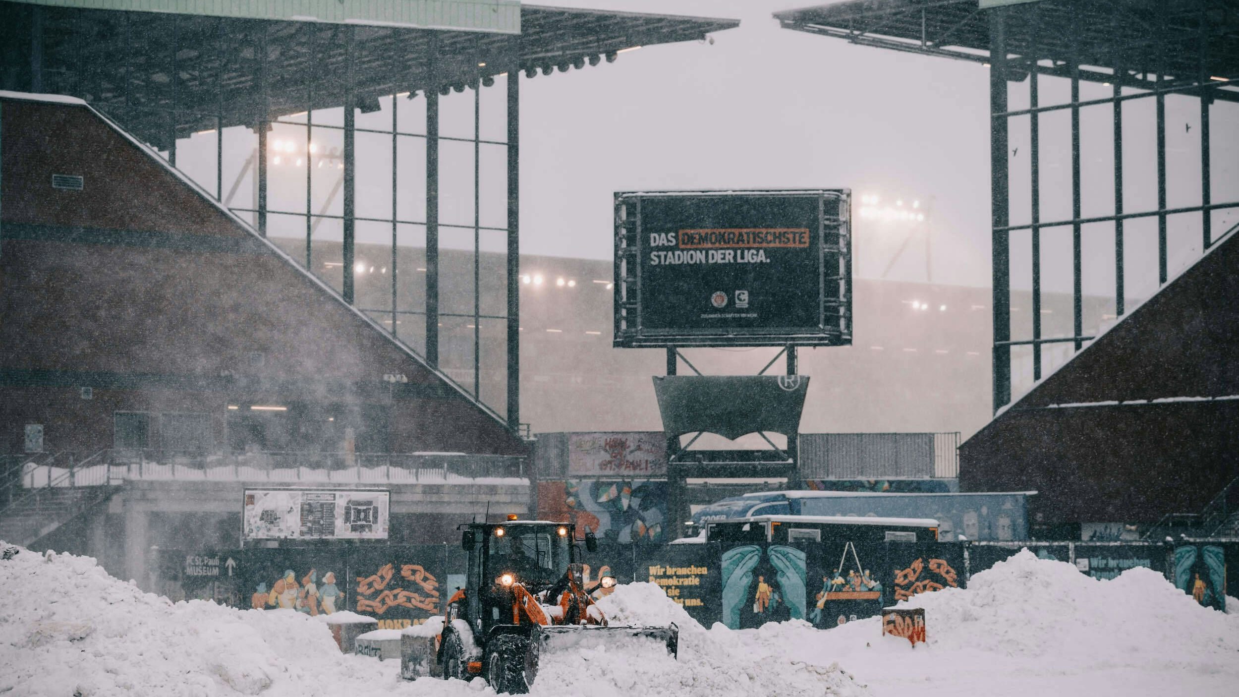 Heute.at - Buli-Duell von ÖFB-Stars wegen Schnee-Chaos abgesagt