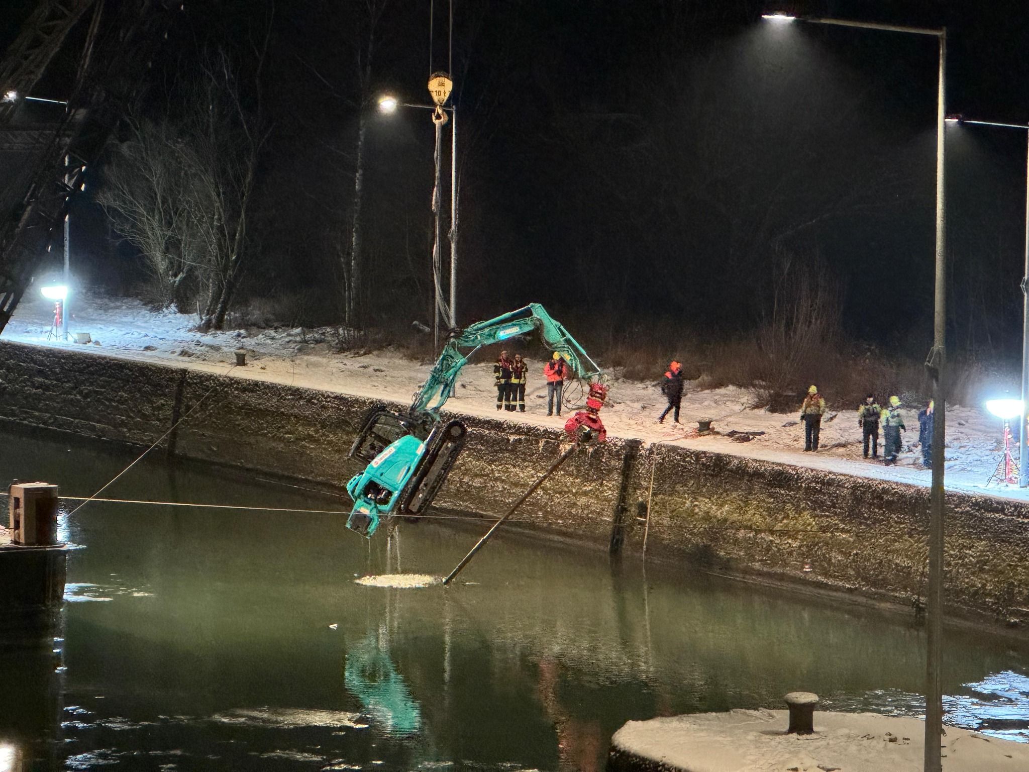 Der Bagger wurde mithilfe eines Krans aus dem Wasser gezogen.