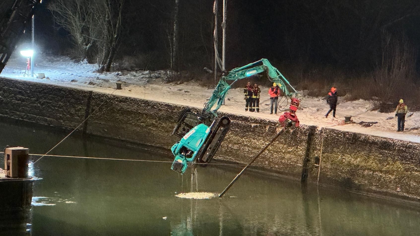 Heute.at - Schock für Lenker: Bagger geht in eiskalter Donau unter
