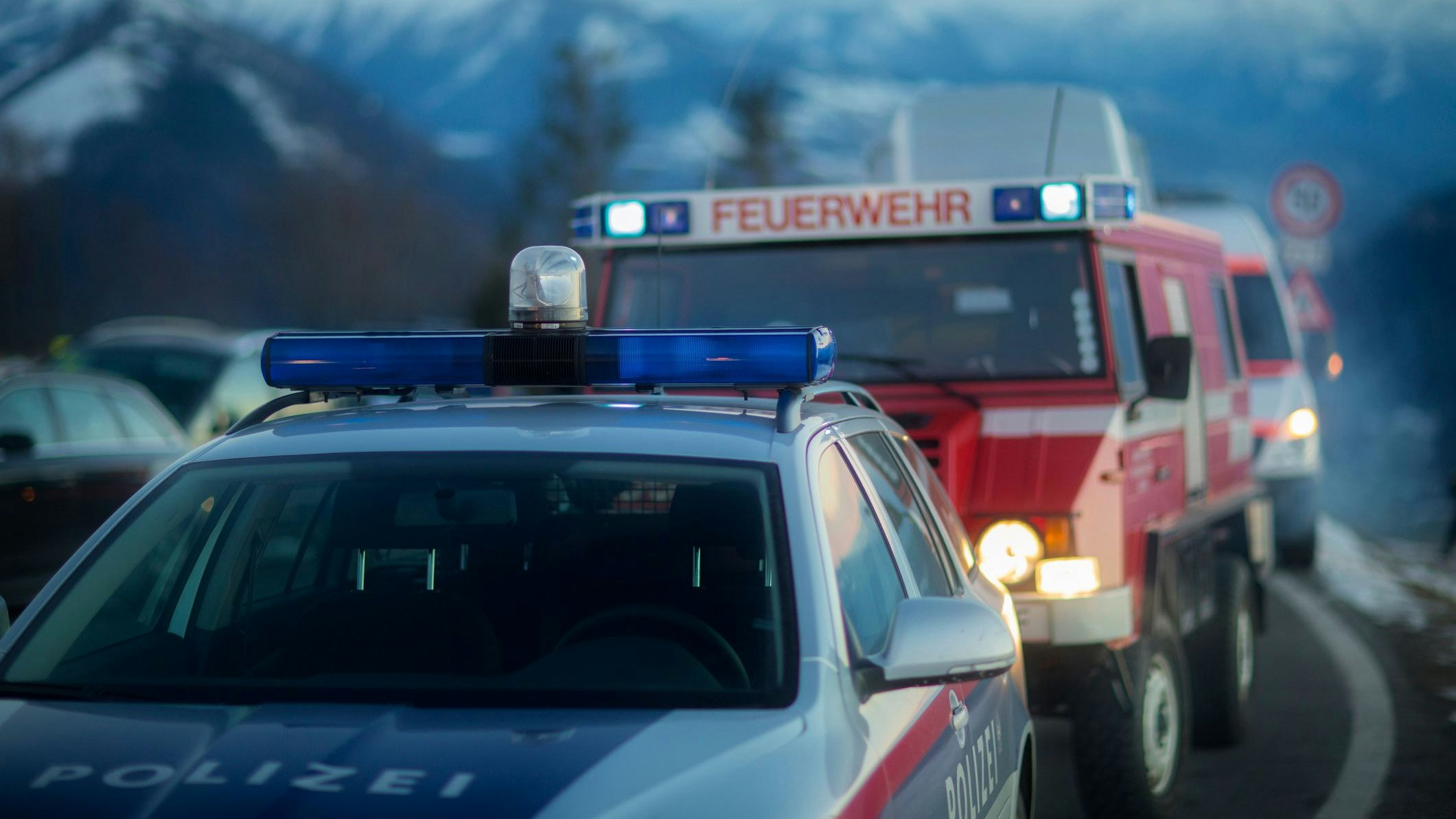 Neben der Polizei stand auch die Feuerwehr und die Rettung . Symbolbild.