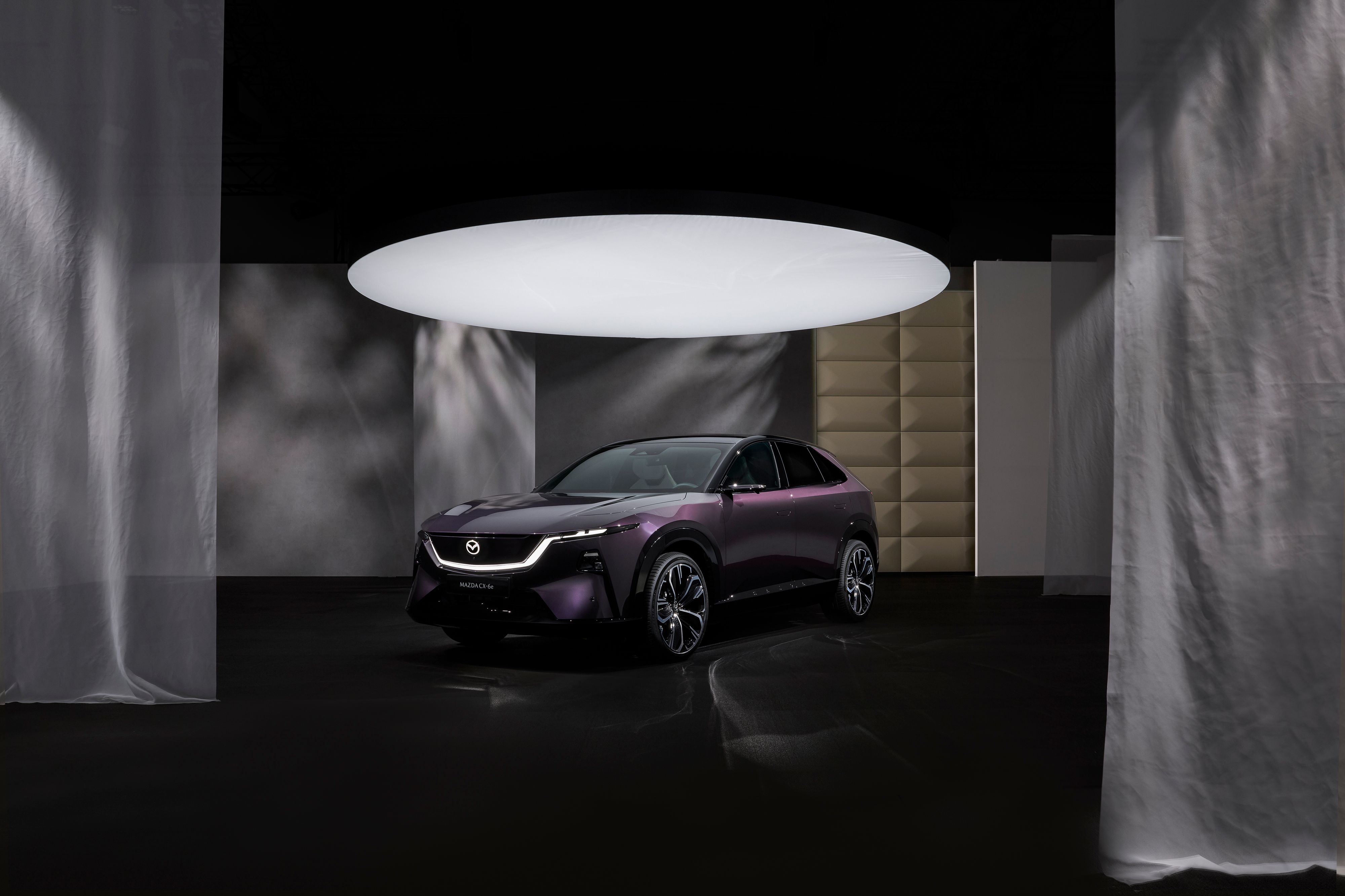 Der neue Mazda CX-6e: ab 46.990 Euro gibt es bis zu 484 Kilometer Reichweite.