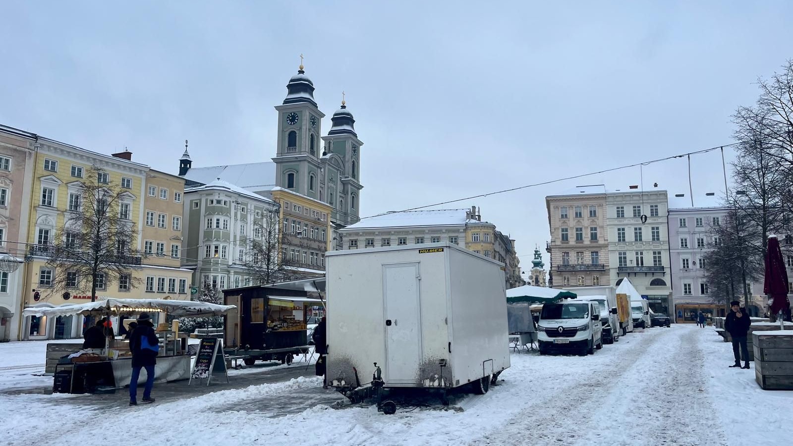 Der Linzer Hauptplatz zeigte sich am Freitagvormittag tiefwinterlich.